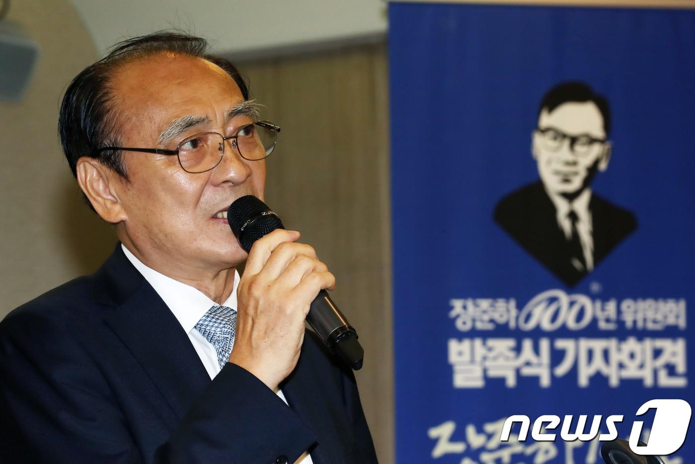 장호권 장준하100년위원회공동위원장이 6일 오전 서울 중구 프레스센터에서 열린 '장준하 100년 위원회' 발족 기자회견에서 인사말을 하고 있다. 위원회은 이날 기자회견을 통해 장준하 선생 탄생 100주년을 맞아 오는 14일 인천공연을 시작으로 18일 포천시 약사계곡에서 43주기 추모식, 26일 서울시청 광장에서 장준하 100년 어울림 한마당을 준비하고 있다고 밝혔다. 장 위원장은 장준하 선생의 장남이다. 2018.8.6/뉴스1 ⓒ News1 황기선 기자