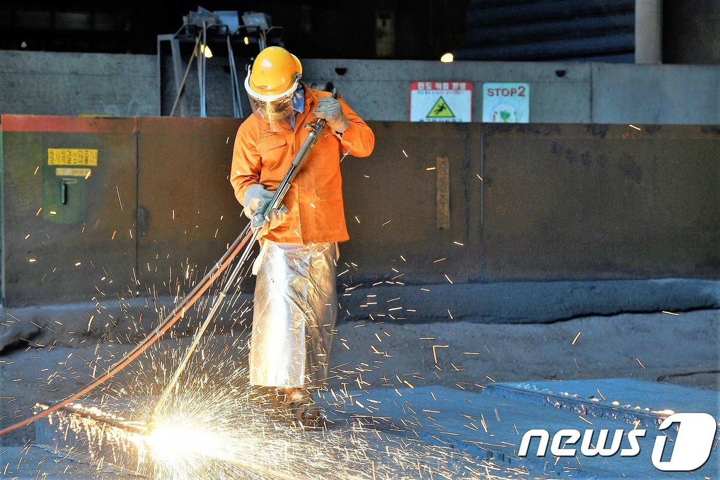 본문 이미지 -  근로자가 철강 반제품인 '슬라브'의 표면을 불꽃으로 다듬는 '스카핑(scarfing)'작업을 펼치고 있다. (독자 제공)2018.8.6 ⓒ 뉴스1 서순규 기자