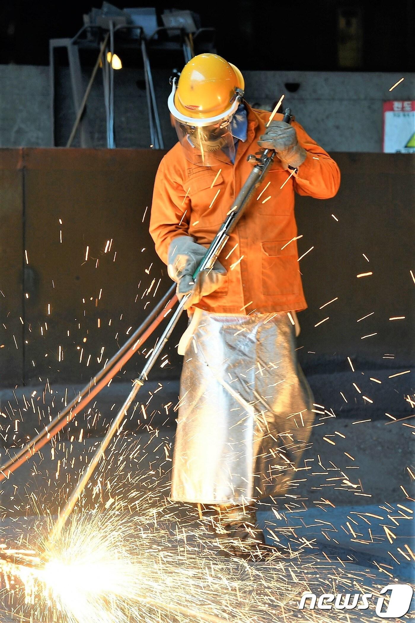 본문 이미지 - 기록적인 폭염이 이어지는 6일 광양제철소 제강부 1연주공장에서 방열복을 입은 근로자가 철강 반제품인 '슬라브'의 표면을 불꽃으로 다듬는 '스카핑(scarfing)'작업을 하고 있다.(독자 제공)2018.8.6/뉴스1 ⓒ News1 