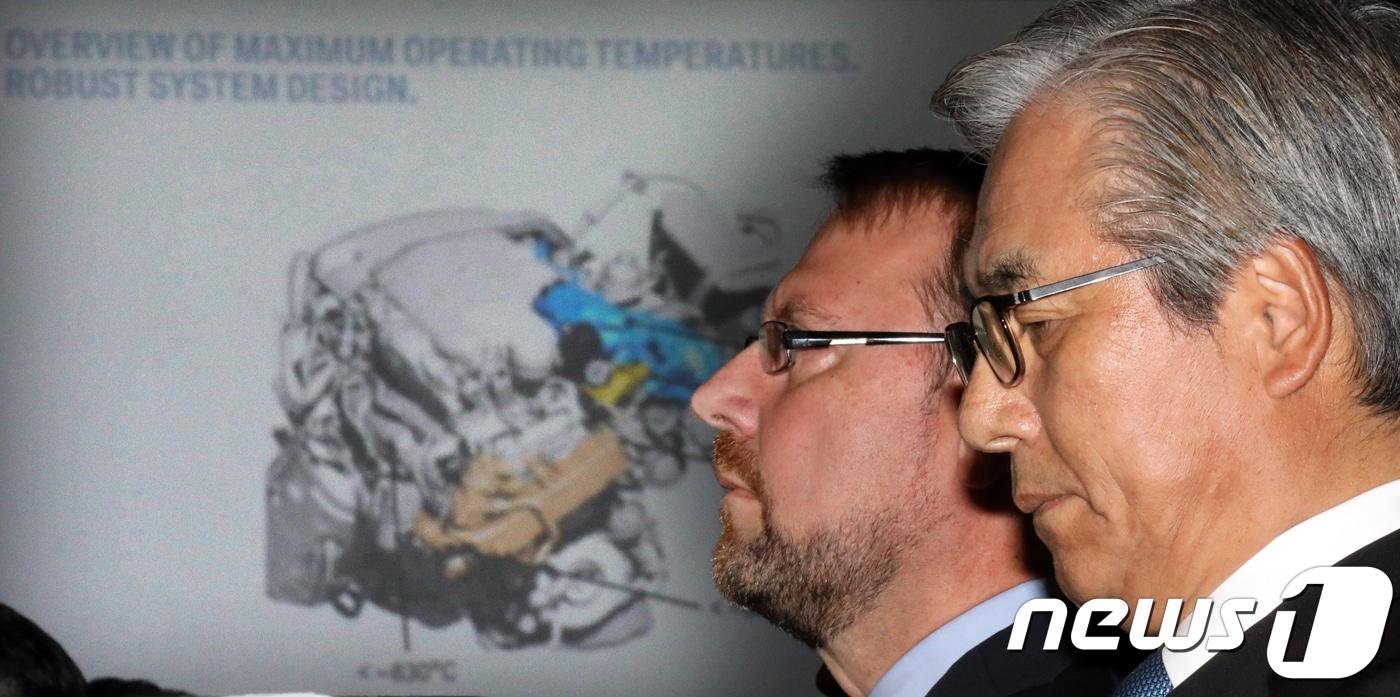 본문 이미지 - 김효준 BMW코리아 회장이 6일 오후 서울 중구 조선호텔에서 최근 잇달아 발생하고 있는 'BMW차량 화재 사태'와 관련한 기자회견에서 요한 에벤비클러 BMW그룹 품질관리부문 수석 부사장의 발표를 경청하고 있다.  ⓒ News1 황기선 기자