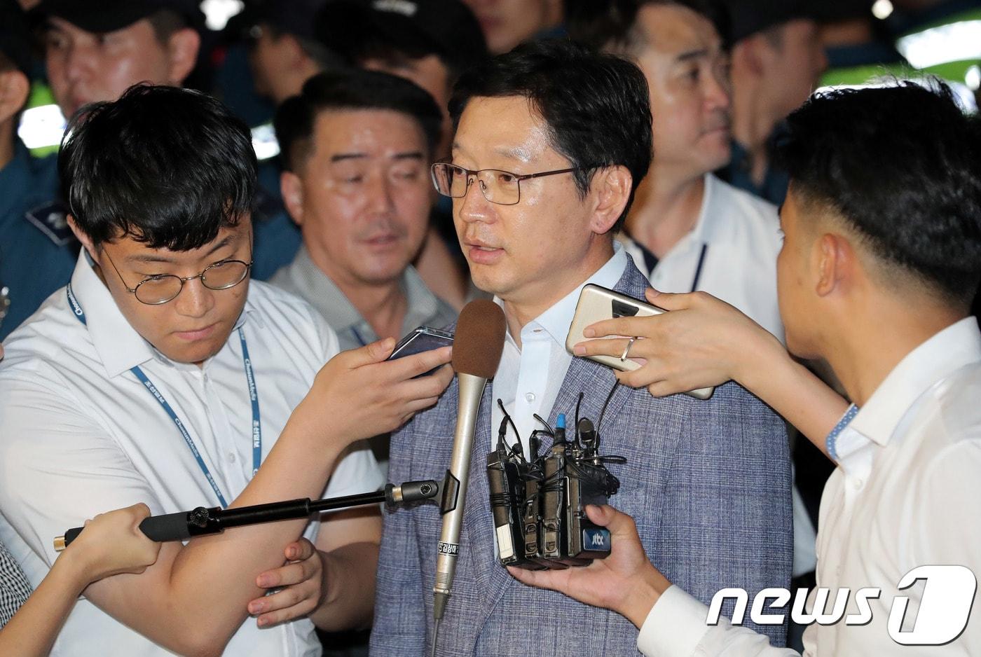 본문 이미지 - '드루킹' 일당의 댓글 공작에 연루된 의혹을 받고 있는 김경수 경남도지사가 7일 새벽 서울 서초구 허익범 특별검사 사무실에서 피의자 신분으로 조사를 마치고 취재진 질문에 답변하고 있다. 2018.8.7/뉴스1 ⓒ News1 이재명 기자