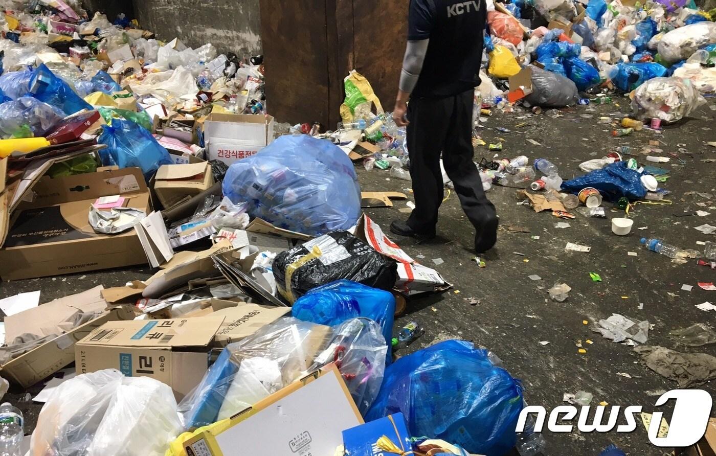 4일 서울 도심의 한 재활용선별장에 수거된 쓰레기가 널려 있다. 무더위 속 재활용선별장은 각종 음식물이 부패한 냄새로 가득 차 있었다.2018.8.7/뉴스1ⓒ News1