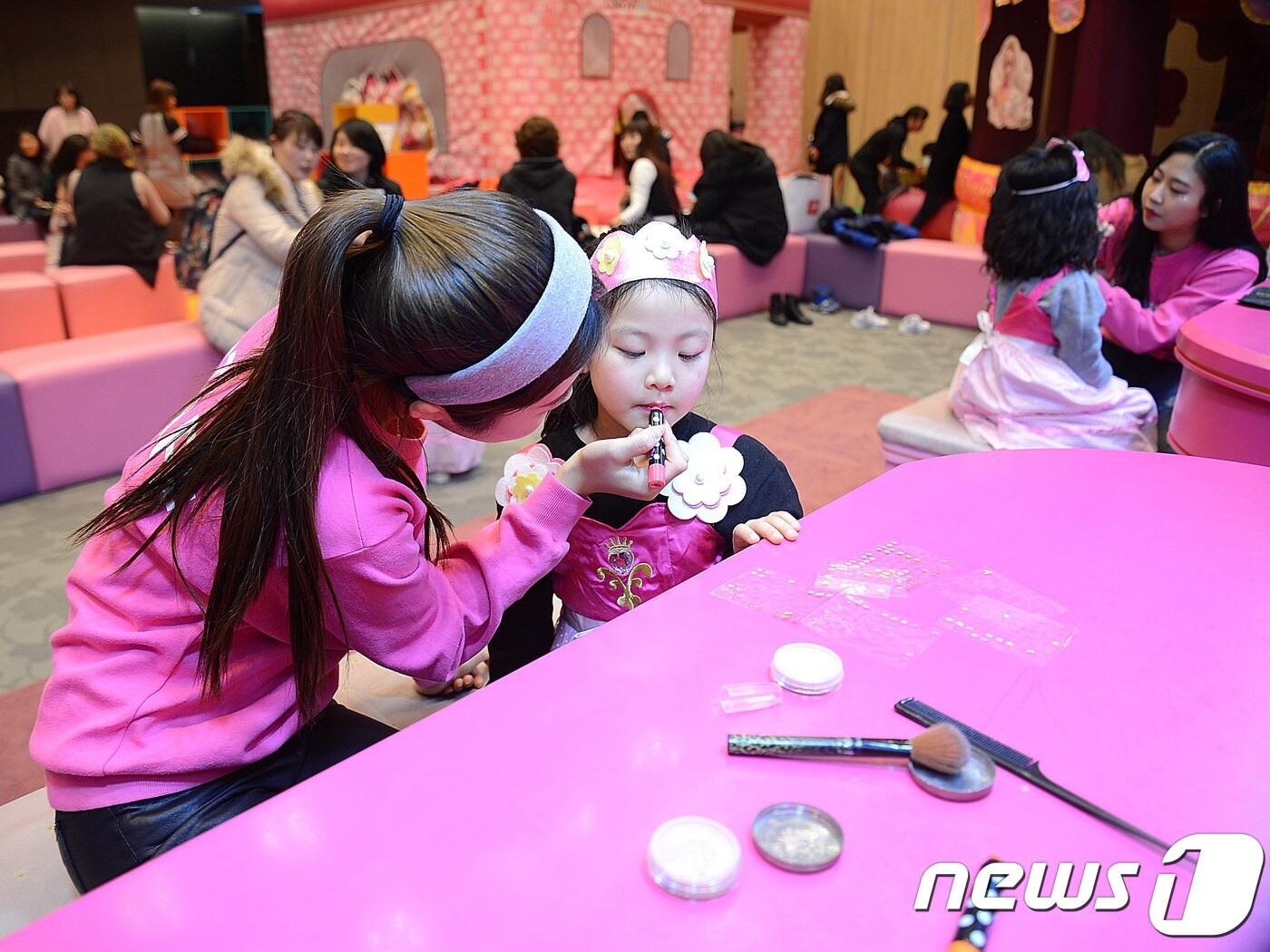 본문 이미지 - 지난해 롯데백화점 광복점 10층 문화홀에서 열린 어린이 고객 대상 이벤트에 참가한 어린이 고객이 화장 및 의상 체험을 하고 있다.(롯데백화점 부산본점 제공)ⓒ News1