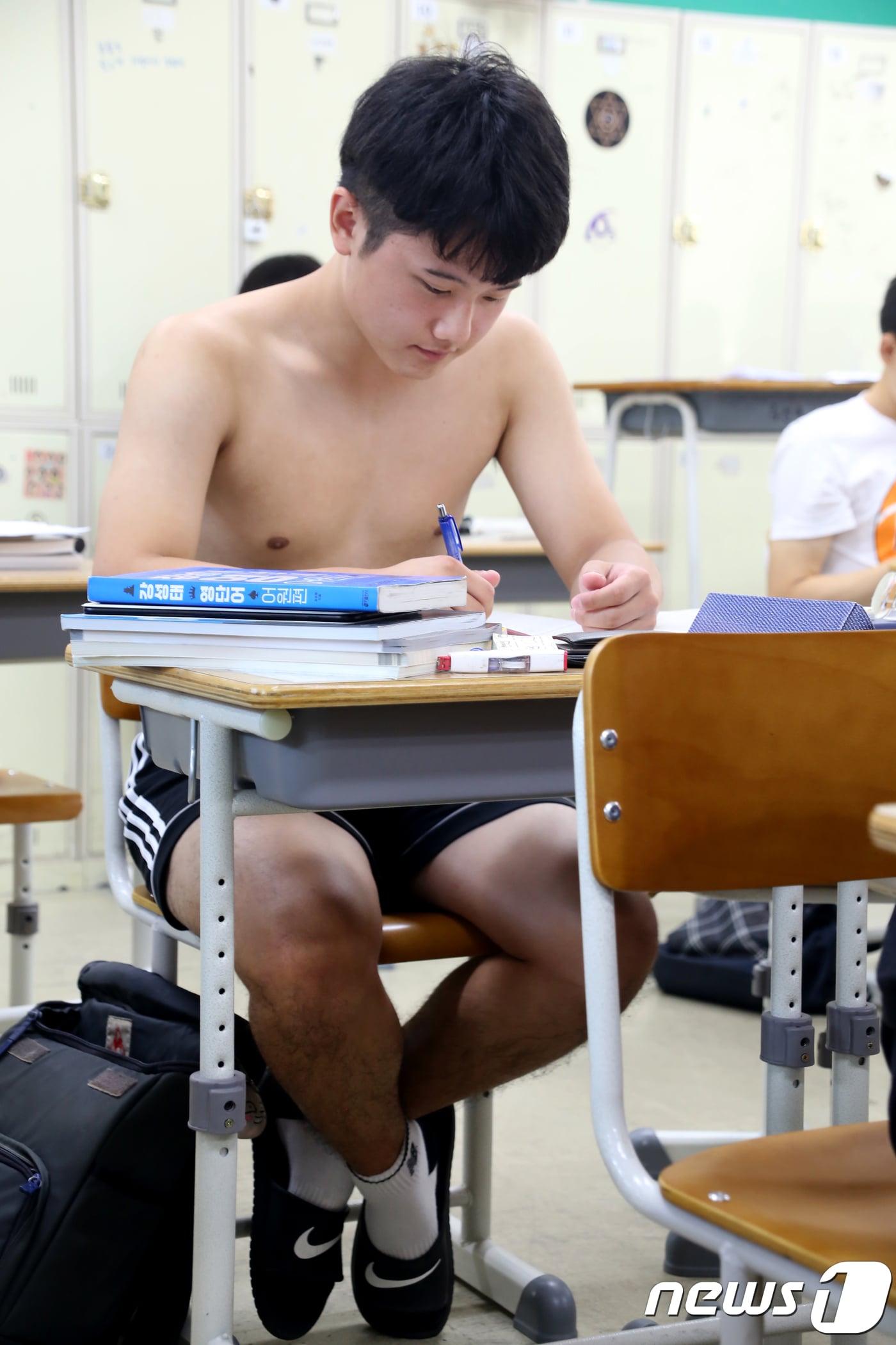 본문 이미지 - 대입 수능 100일을 앞둔 7일 경북 구미고등학교에서 자율학습중인 한 3학년 학생이 상의를 탈의 한 채 공부에 집중하고 있다.2018.8.7/뉴스1 ⓒ News1 정우용 기자