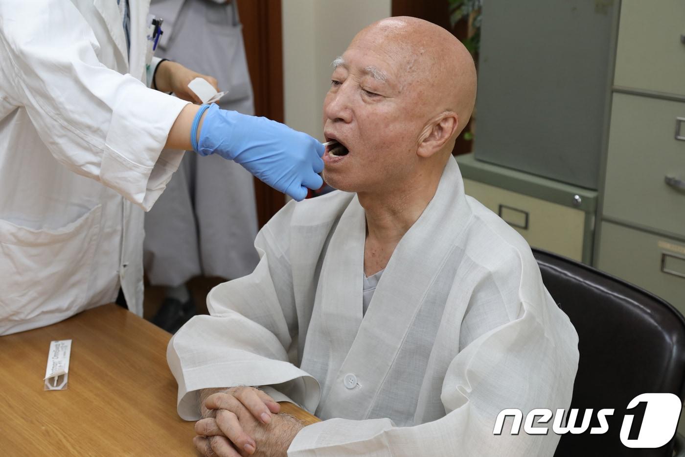 대한불교조계종 총무원장 설정 스님이 7일 서울의대 법의학교실에서 유전자검사를 위한 구강 점막세포를 채취받고 있다. 설정 스님은 친딸이 있다는 의혹을 받고 있다. (대한불교조계종 제공) 2018.8.7/뉴스1 ⓒ News1 박지혜 기자