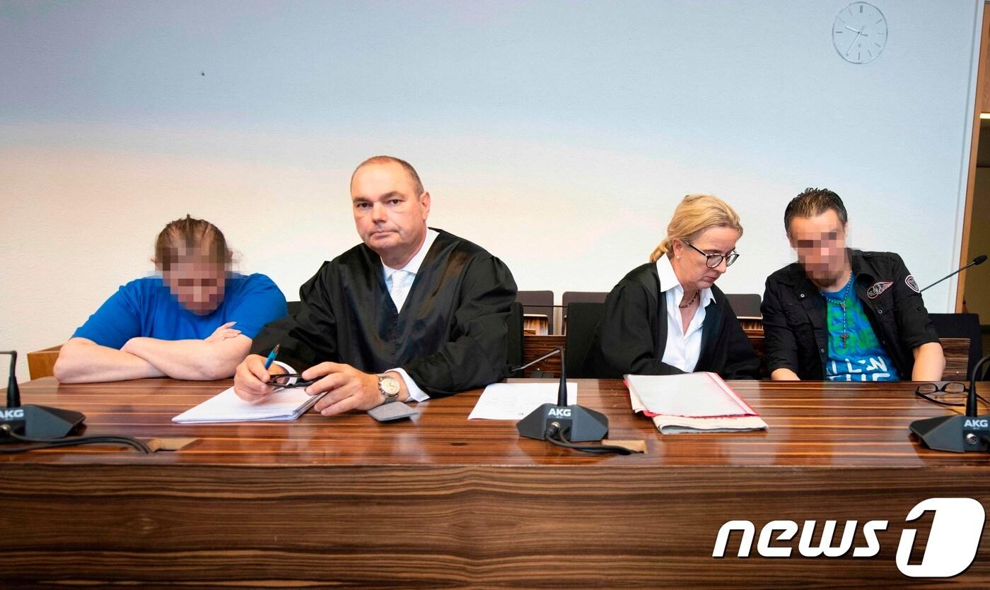 재판 중인 피해 소년의 모친 베린 T(48·왼쪽 첫 번째)와 계부 크리스티안 L(39·왼쪽 네 번째) ⓒ AFP=뉴스1