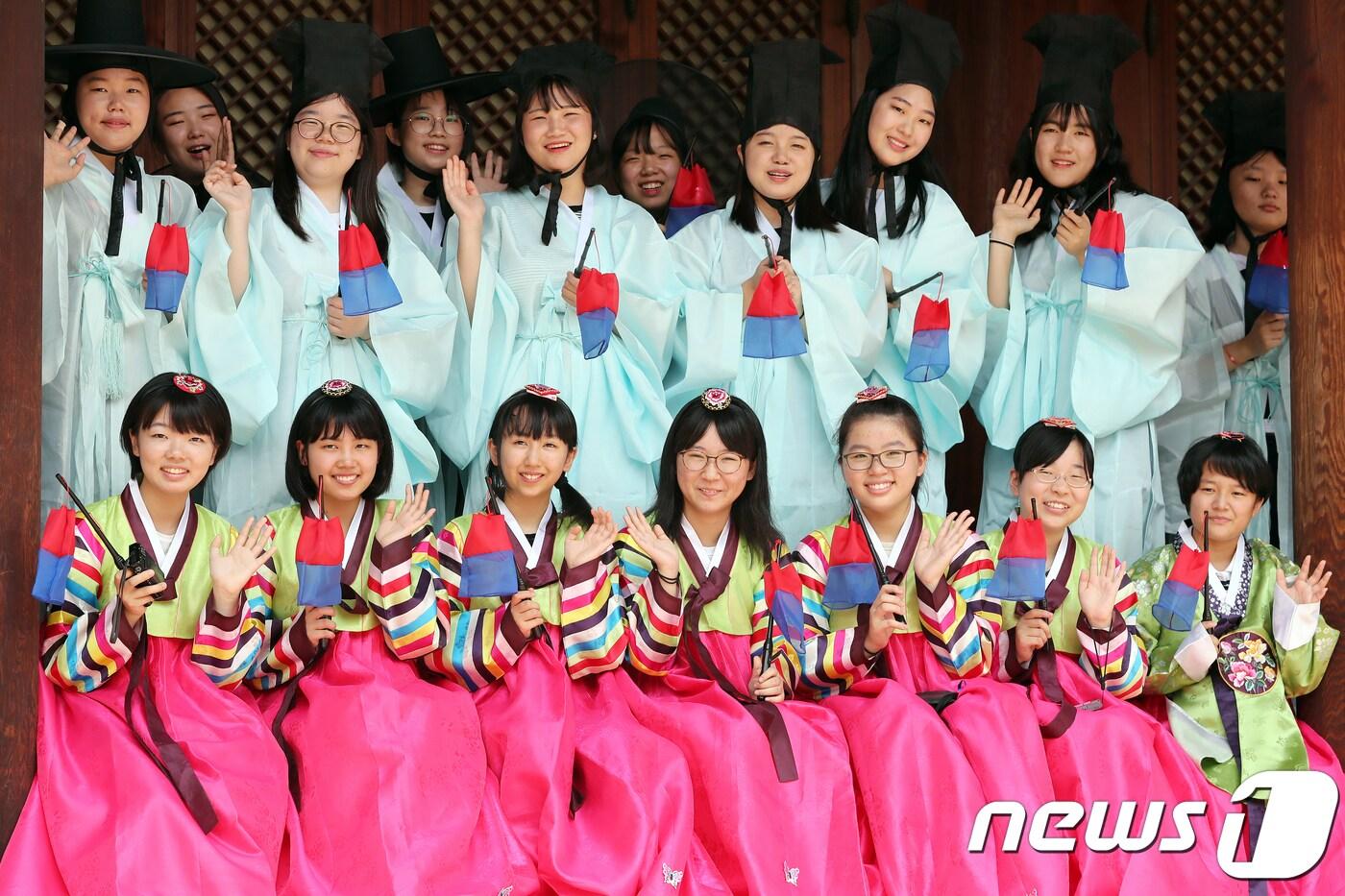 본문 이미지 - 지난 2018년 8월 여름방학을 맞아 대구 원화여고와 자매결연 학교인 일본 히로시마 히지야마(比治山)여고 학생들이 대구 달서구 용산동 병암서원에서 기념사진을 찍고 있는 모습 2018.8.8/뉴스1 ⓒ News1  