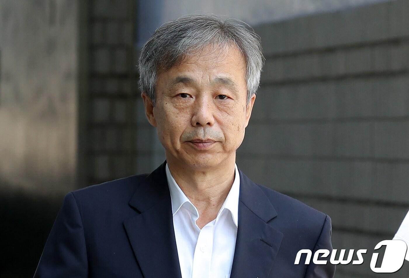 본문 이미지 - 이명박정부 시절 故 김대중 전 대통령 뒷조사에 협조한 혐의로 구속기소된 이현동 전 국세청장이 8일 오전 서울 서초구 서울중앙지법에서 열린 선고공판에서 무죄를 선고 받은 뒤 법정을 나서고 있다. ⓒ News1 구윤성 기자