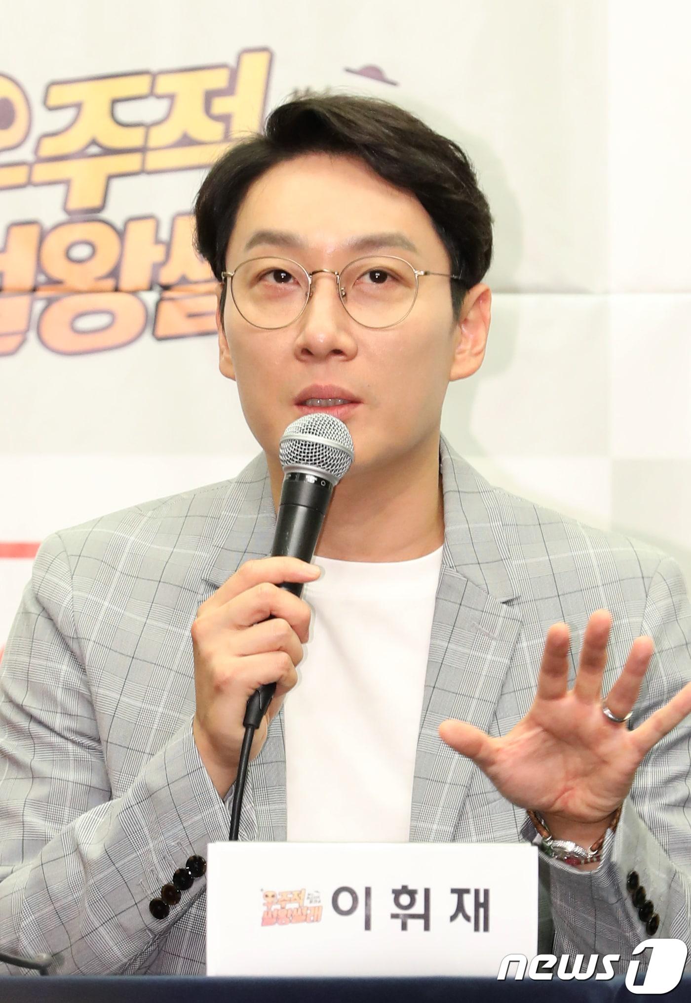 본문 이미지 - 개그맨 이휘재가 8일 오후 서울 마포구 스탠포드호텔에서 진행된 코미디TV 새 예능 프로그램 '우주적 썰왕썰래' 제작발표회에 참석해 인사말을 전하고 있다. 2018.8.8/뉴스1 ⓒ News1 강고은 에디터