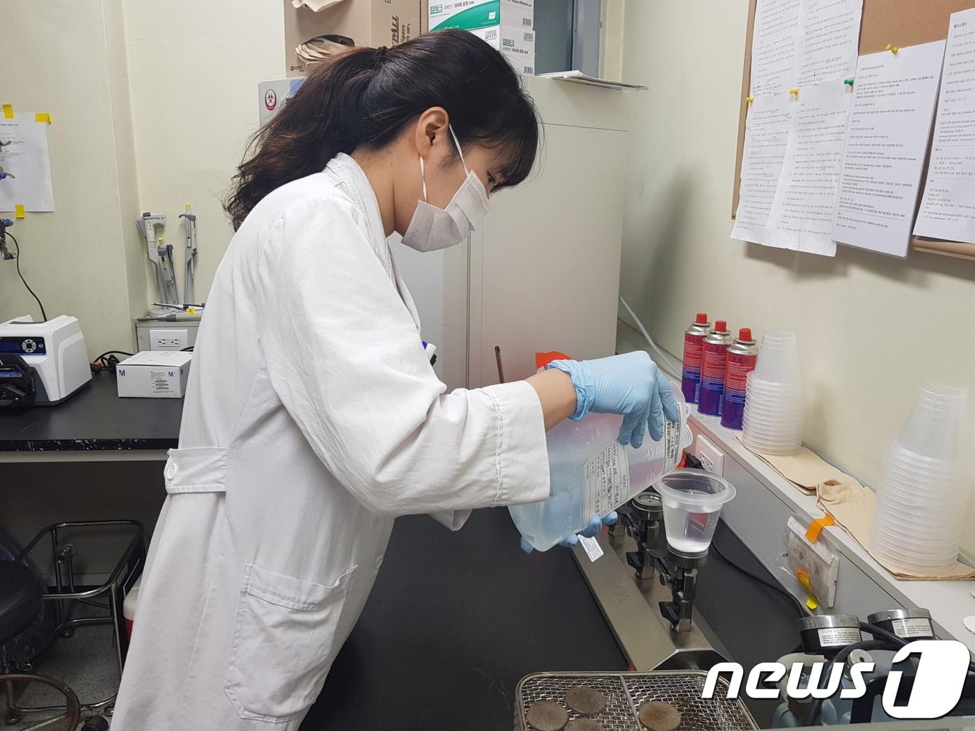 본문 이미지 - 경기도보건환경연구원이 지난해 상반기 도내 민방위 비상급수시설의 수질을 검사한 결과, 적합률은 평균 90.5%로 집계됐다..(경기도 보건환경연구원 제공) ⓒ News1 진현권 기자