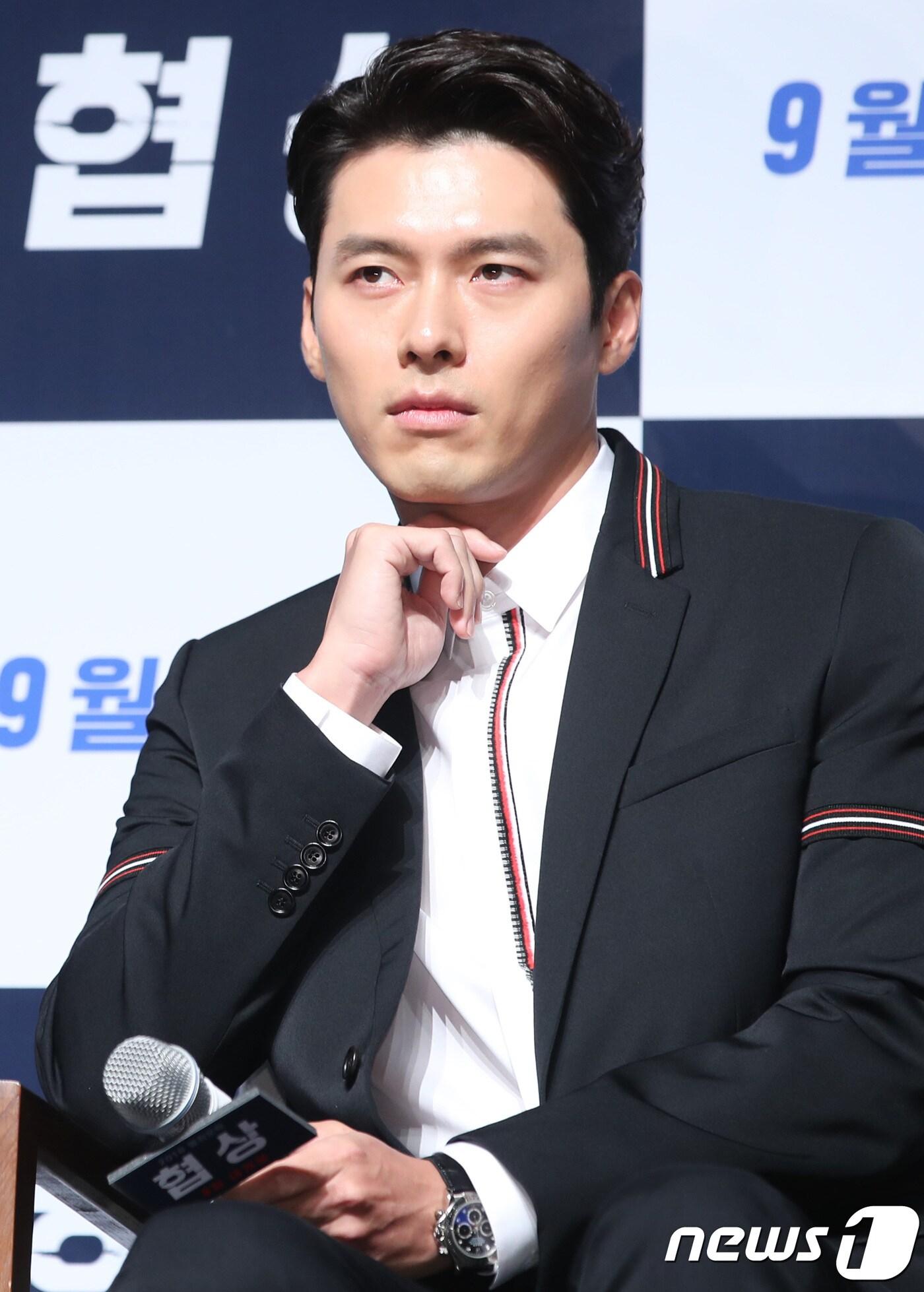 본문 이미지 - 배우 현빈이 9일 오전 서울 강남구 압구정CGV에서 열린 영화 ‘협상’ 제작보고회(감독 이종석)에 참석해 생각에 잠겨있다. ’협상'은 태국에서 사상 최악의 인질극이 발생하고, 제한시간 내 인질범 민태구(현빈 분)를 멈추기 위해 위기 협상가 하채윤(손예진 분)이 일생일대의 협상을 시작하는 범죄 오락 영화다. 2018.8.9./뉴스1 ⓒ News1 권현진 기자