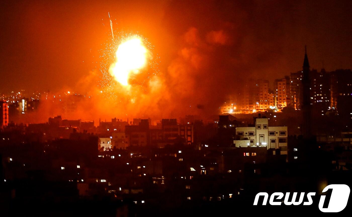 8일(현지시간) 밤 팔레스타인 가자지구에 폭격이 목격됐다. ⓒ AFP=뉴스1