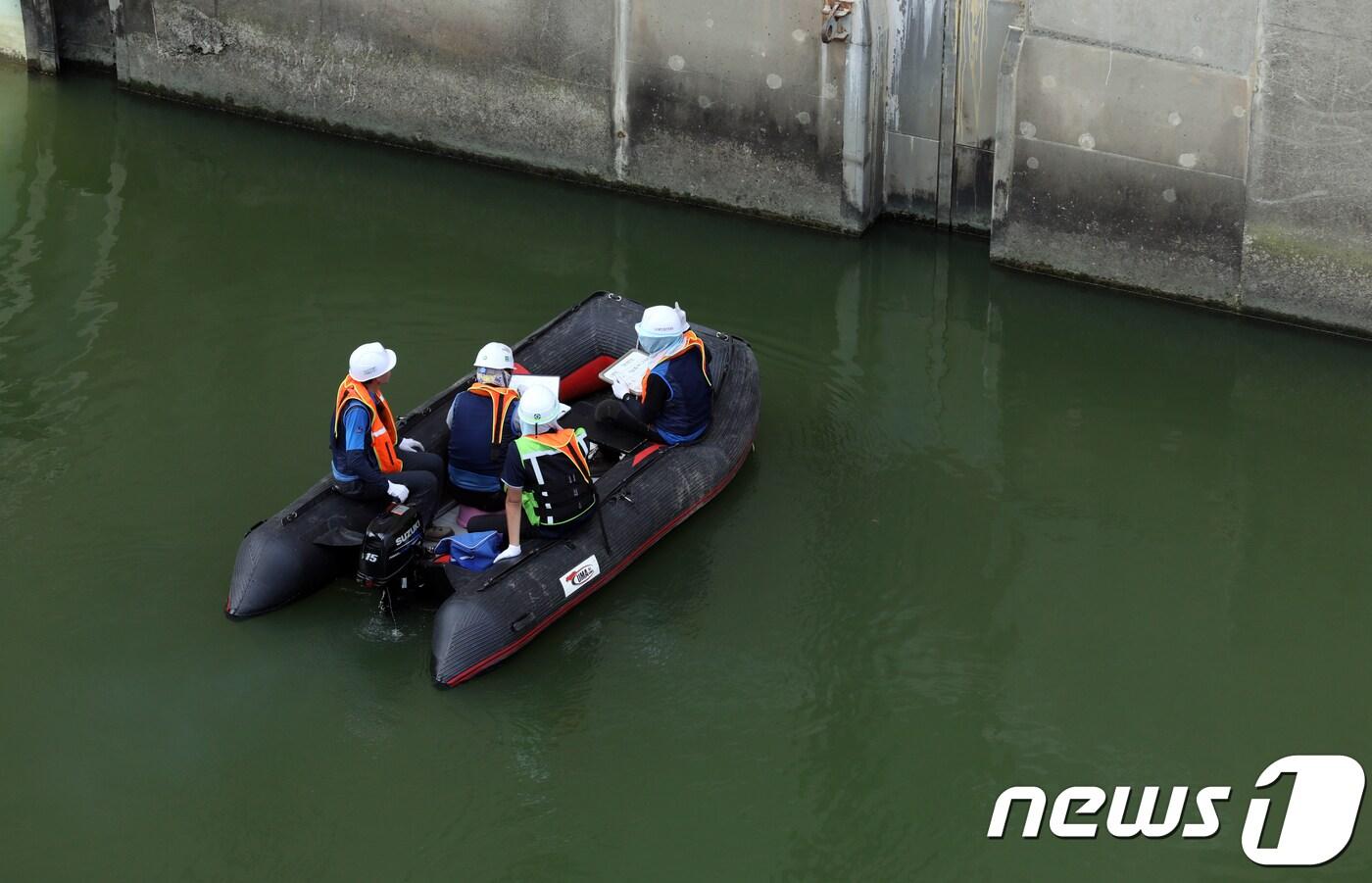 폭염이 지속되고 있는 9일 오후 경남 창녕군 창녕함안보의 수문 인근에서 환경부 관계자가 보 외관을 점검하고 있다. 낙동강유역환경청은 낙동강 창녕함안보 구간에 조류경보 &#39;경계&#39;를 발령중이다. 2018.8.9/뉴스1 ⓒ News1 여주연 기자