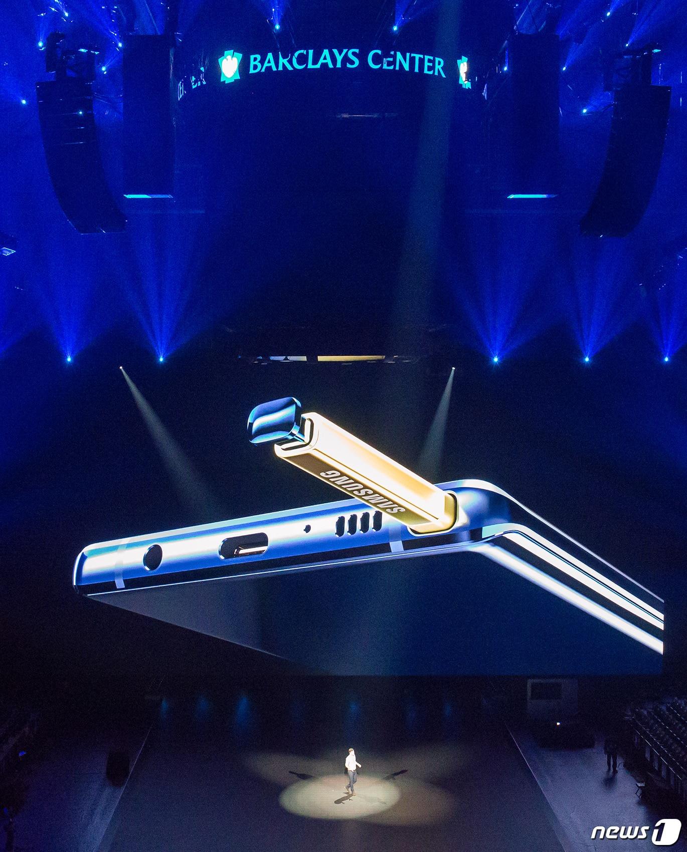 본문 이미지 - 9일(현지시간) 미국 뉴욕에서 공개된 삼성전자의 프리미엄 스마트폰 '갤럭시노트9'. ⓒ News1