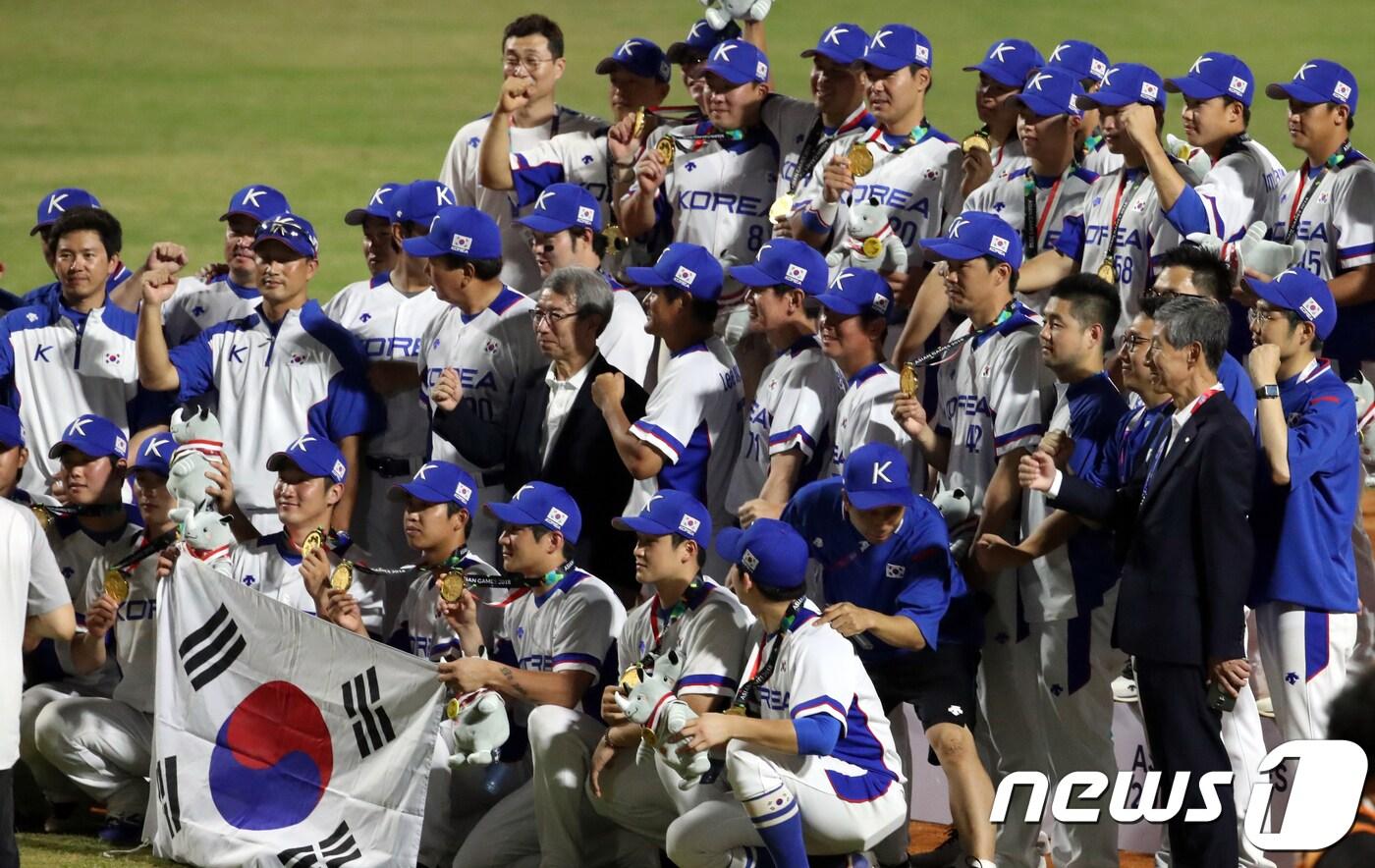 본문 이미지 - 1일 오후 인도네시아 자카르타 겔로라 붕 카르노(GBK) 야구장에서 열린 2018 자카르타·팔렘방 아시안게임 야구 시상식에서 금메달을 획득한 대표팀이 금메달을 목에 걸고 파이팅을 외치고 있다. 2018.9.1/뉴스1 ⓒ News1 김명섭 기자