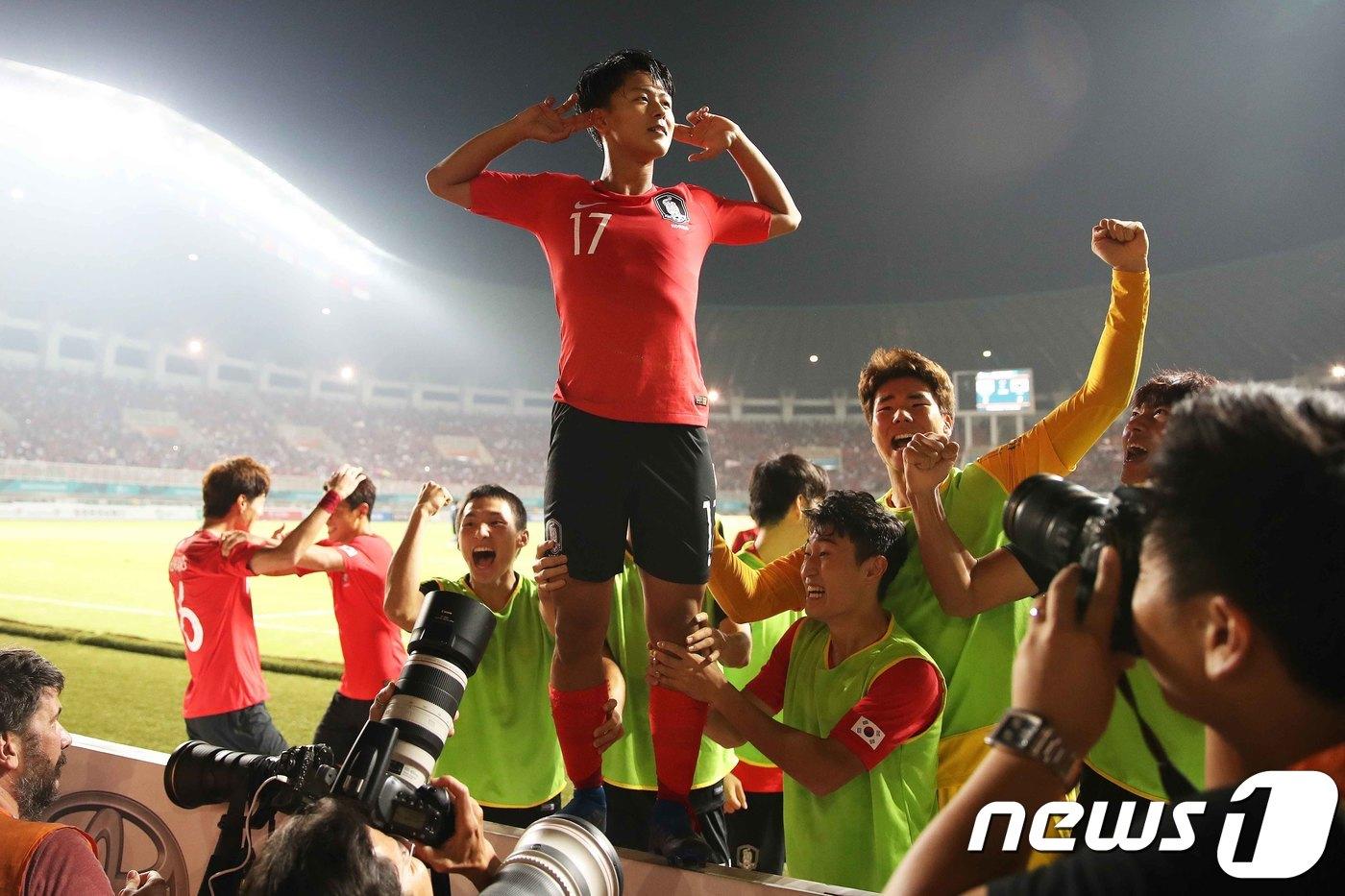1일 오후 인도네시아 보고르 파칸사리 스타디움에서 열린 2018 자카르타·팔렘방 아시안게임 U-23 남자축구 결승전 대한민국과 일본의 경기에서 이승우가 연장 전반 선제골을 넣고 환호하고 있다. 2018.9.1/뉴스1 ⓒ News1 임세영 기자