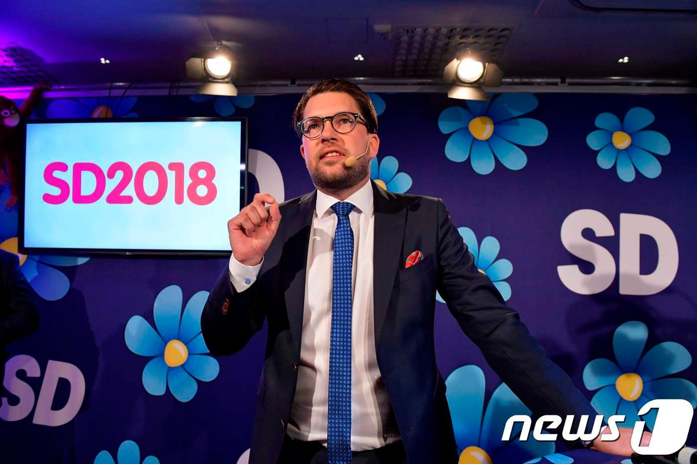 임미 오케손 스웨덴민주당 대표가 9일 (현지시간) 스톡홀름의 한 레스토랑에서 총선이 끝난 뒤 연설을 하고 있다. 반 난민을 내세우는 극우 성향의 정당인 스웨덴민주당은 이번 총선에서 돌풍을 일으키며 확고한 제3당의 위치를 다질 것으로 전망되면서 향후 정국 향방에 캐스팅보트를 거머쥘 것으로 보인다. ⓒ AFP=뉴스1 ⓒ News1 우동명 기자