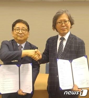 본문 이미지 - 이정일 제이영헬스케어 대표(왼쪽)와 이동호 바이오뱅크힐링 대표가 업무협약(MOU)을 맺고있다. ⓒ News1