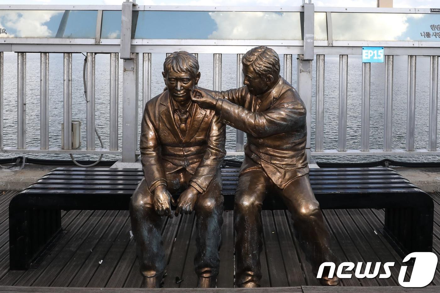 서울 마포대교에 '한번만 더' 동상이 설치돼 있다. /뉴스1 ⓒ News1 성동훈 기자