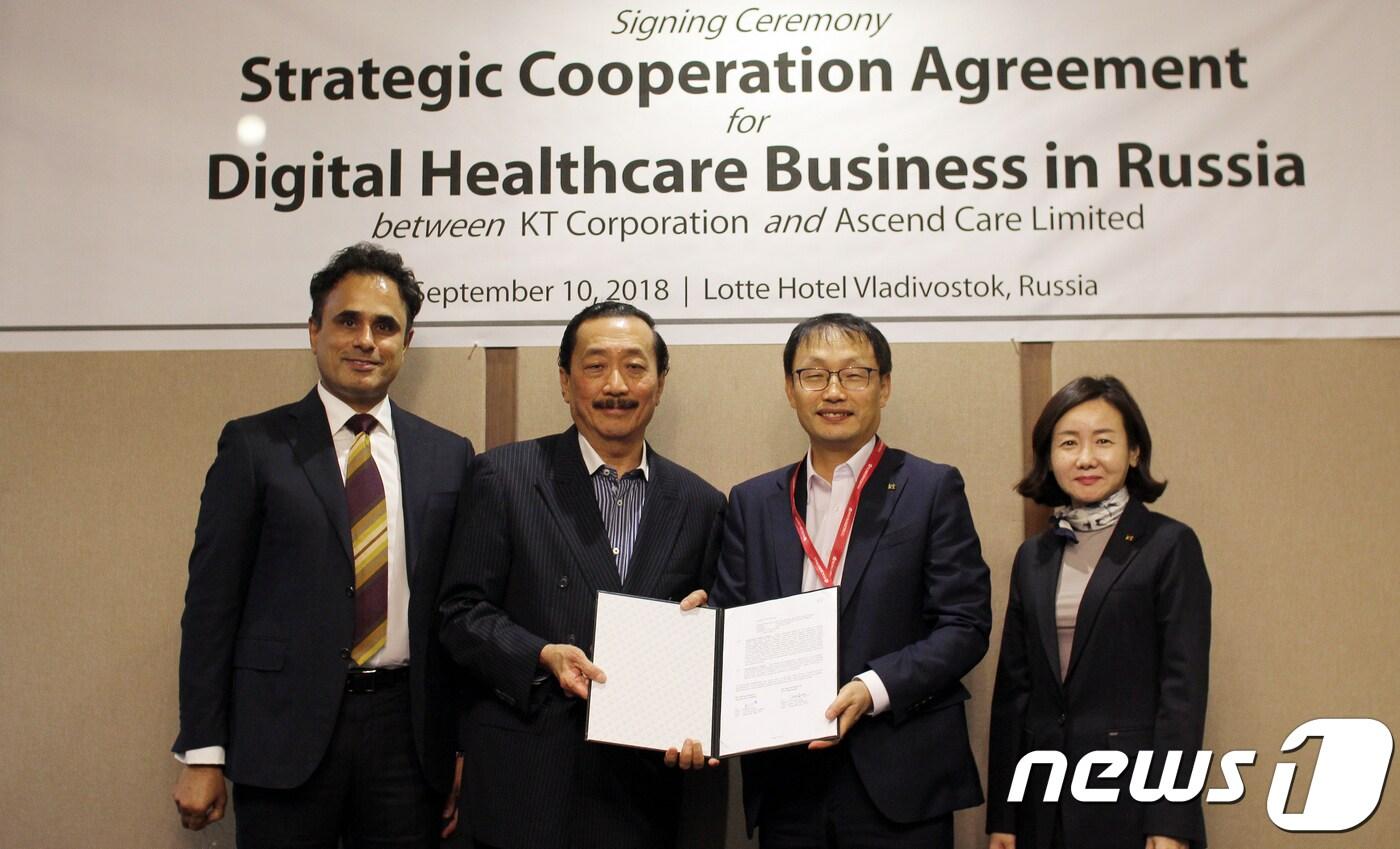 10일(현지시간) 러시아 블라디보스토크 롯데호텔에서 러시아 및 유럽지역 디지털 헬스케어 전문기업 어센드케어의 프라딥 운니 CEO(왼쪽부터), 빈센트 탄 버자야 회장, 구현모 KT 사장, 고윤전 KT 미래융합사업추진실 미래사업개발단장이 러시아 디지털 헬스케어 사업 진출을 위한 업무협약을 체결하고 있다. (KT 제공) 2018.9.11/뉴스1