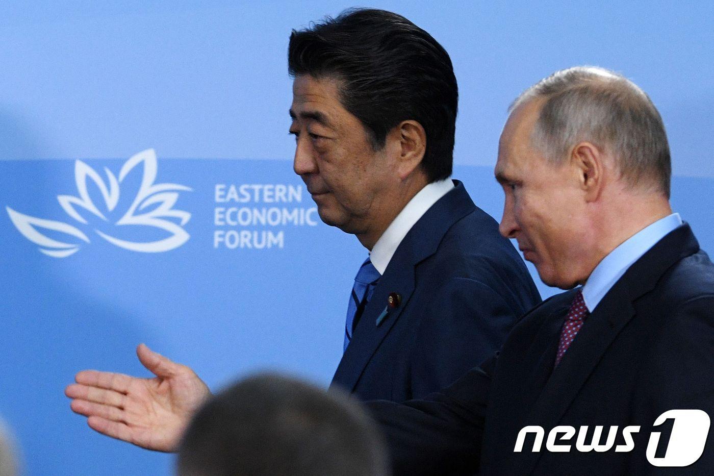 아베 신조 일본 총리(왼쪽)와 블라디미르 푸틴 러시아 대통령(오른쪽).  ⓒ AFP=뉴스1