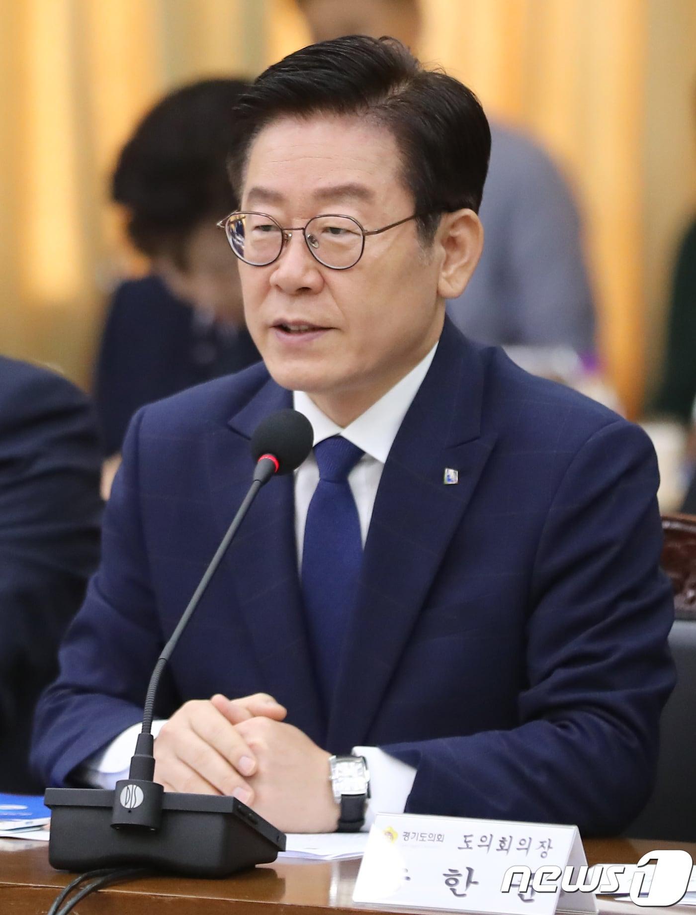 본문 이미지 - 이재명 경기도지사가 11일 오전 경기도 수원시 경기도청에서 열린 더불어민주당-경기도 예산정책협의회에서 환영사를 하고 있다. 2018.9.11/뉴스1 ⓒ News1 오장환 기자