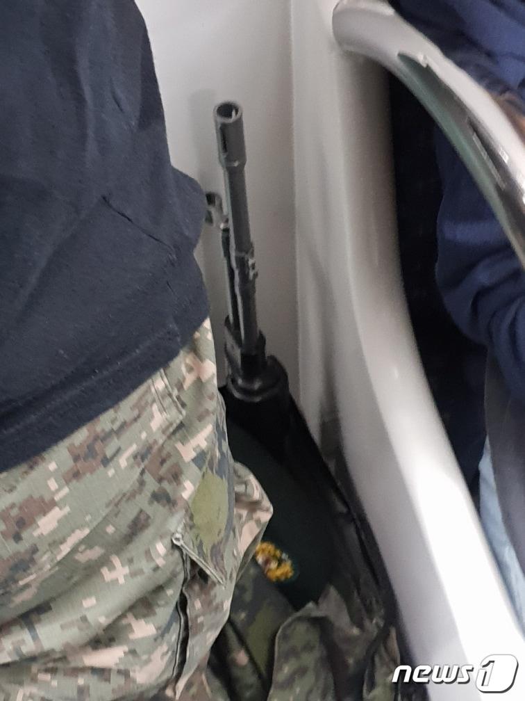 본문 이미지 - 11일 오전 8시 22분쯤 부산도시철도 3호선 미남역에서 고등학교 3학년생 A군(18)이 졸업사진을 찍으려고 장난감 총기를 들고 탑승한 모습.(부산지방경찰청 제공)ⓒ News1