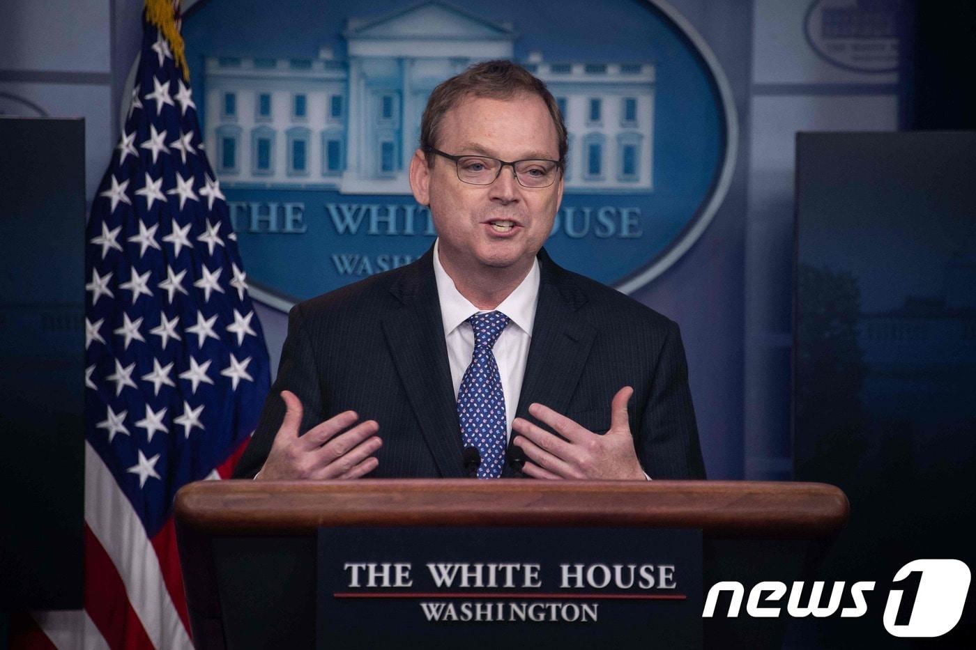 케빈 하셋 백악관 경제자문위원장이 10일 (현지시간) 워싱턴 백악관에서 브리핑을 하고 있다. 하셋 위원장은 이날 "GDP가 실업률보다 높은 것은 10년 만에 처음＂이라며 트럼프 대통령의 100년만에 처음이라는 트위트가 틀렸다는 것을 인정했다. 2018.09.10 ⓒ AFP=뉴스1 ⓒ News1 우동명 기자