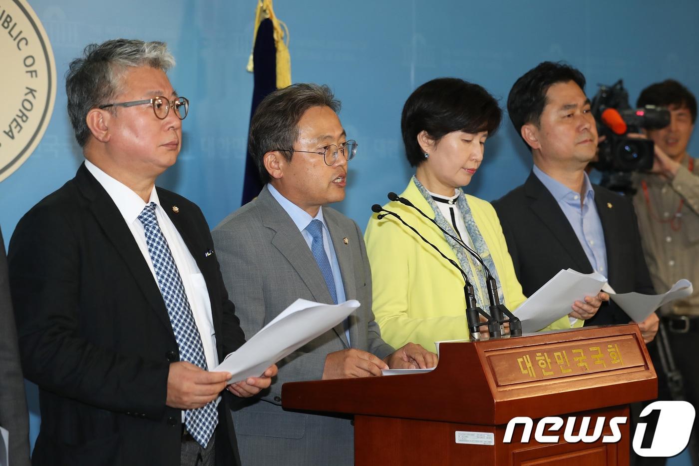 본문 이미지 - 더불어민주당 법제사법위원회 소속 위원들이지난 9월11일 오후 서울 여의도 국회 정론관에서 양승태 사법부의 사법농단 국정조사 촉구 기자회견을 하고 있다. 2018.9.11/뉴스1 ⓒ News1 임세영 기자