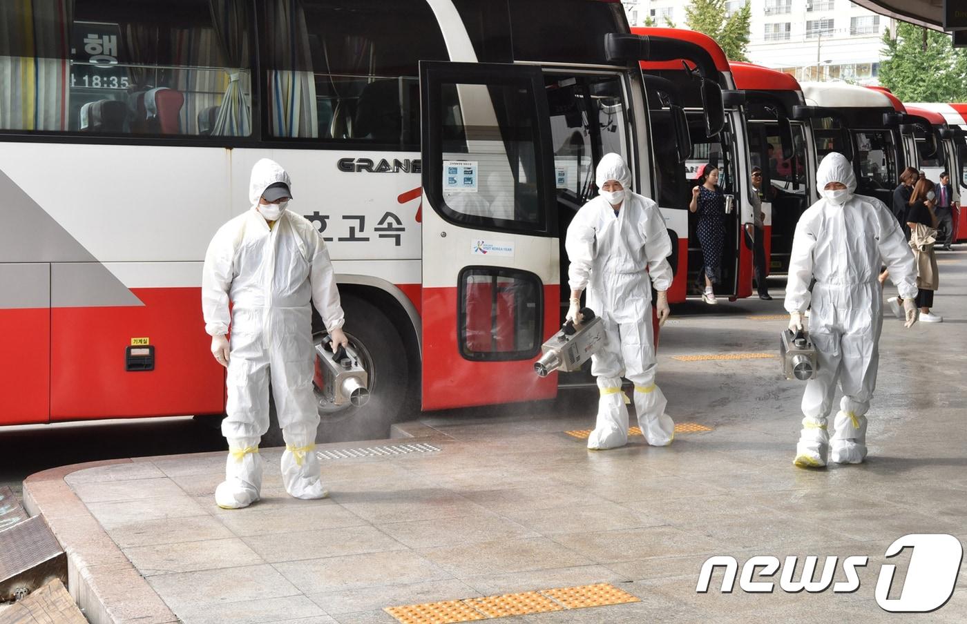 본문 이미지 - 국내에서 중동호흡기증후군(MERS·메르스) 확진 환자가 발생한 가운데 11일 광주 서구 광천동 버스종합터미널에서 보건당국 관계자들이 방역 작업을 하고 있다.(광주 유스퀘어터미널 제공) 2018.9.11/뉴스1 ⓒ News1 남성진 기자