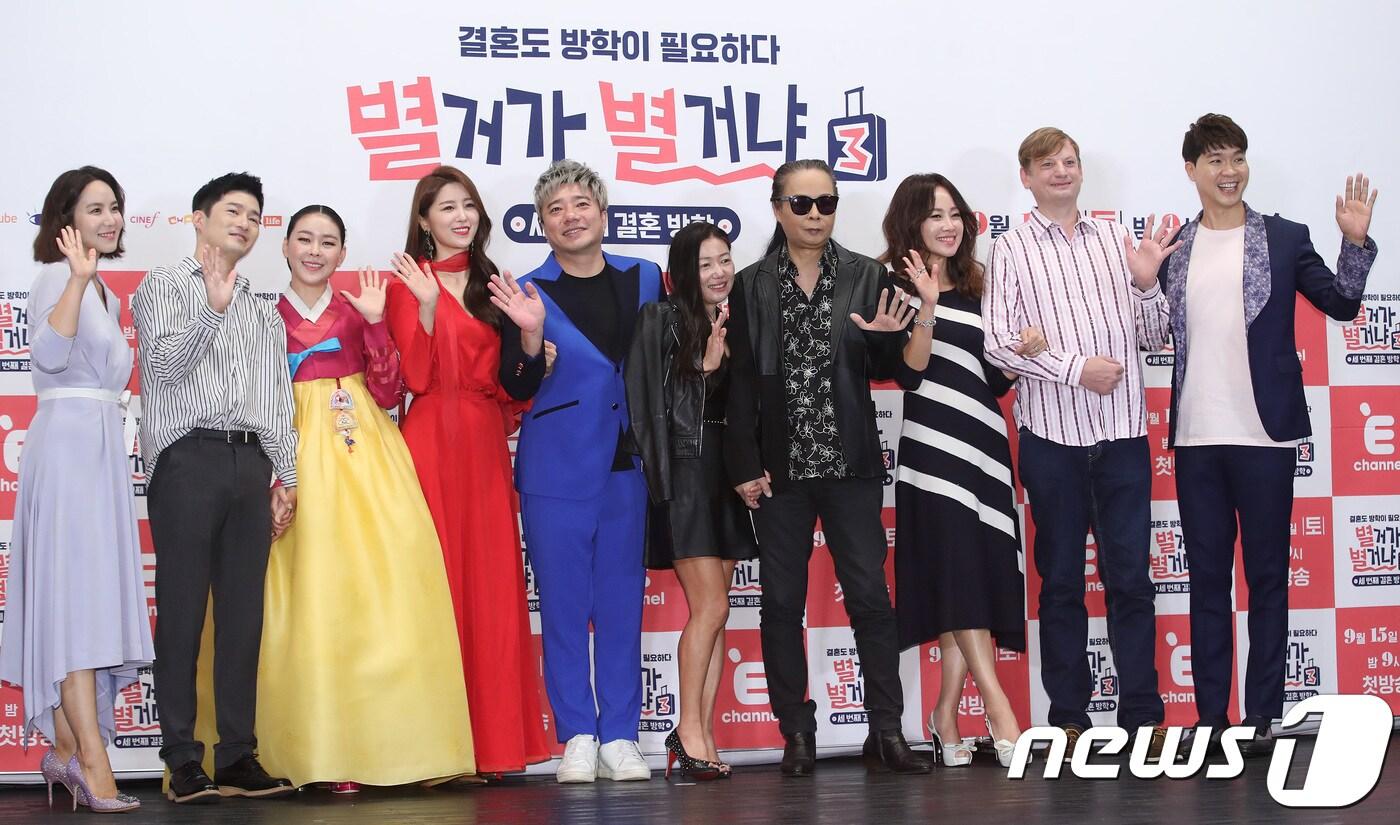 12일 오전 서울 광화문 씨네큐브에서 열린 E채널 예능 '별거가 별거냐3' 제작발표회에 참석한 방송인 박지윤(왼쪽부터), 정석숙-김나니 부부, 이은비-배기성 부부, 이현주-김태원 부부, 임성민-마이클 엉거 부부, 방송인 박수홍이 포즈를 취하고 있다.  2018.9.12/뉴스1 ⓒ News1 권현진 기자