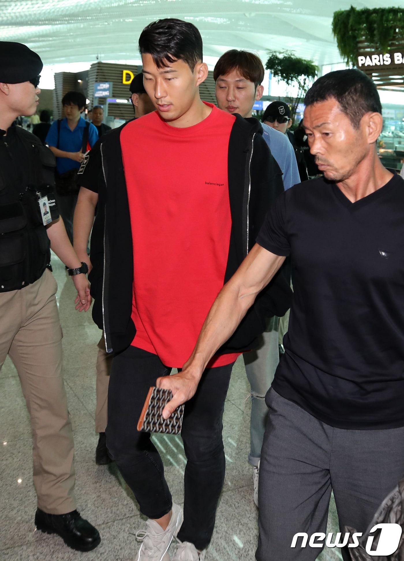 본문 이미지 - 2018년 9월 12일 손흥민이 토트넘 복귀를 위해 아버지 손웅정 감독과 함께 인천국제공항 제2여객터미널 출국장으로 향하고 있다. 2018.9.12/뉴스1 ⓒ News1 구윤성 기자