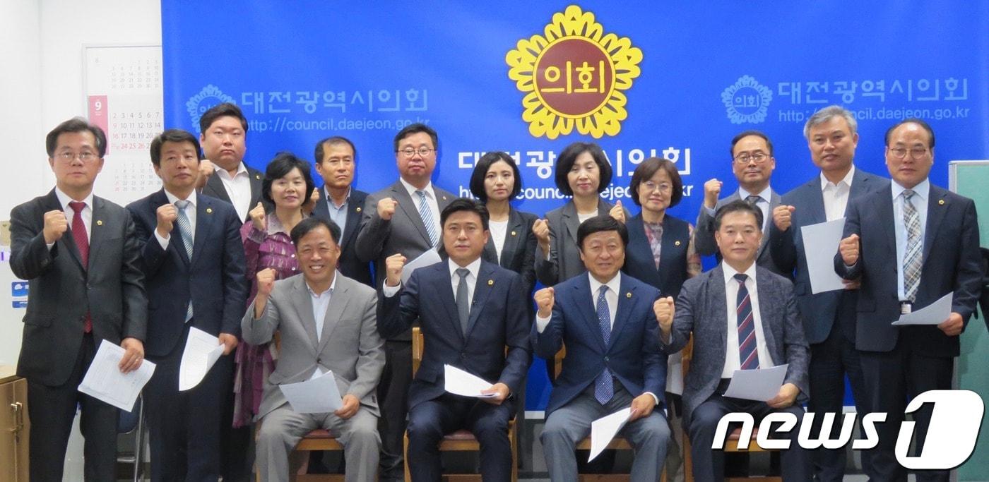 본문 이미지 - 대전시의회 의원들이 12일 공공기관 지방이전에 대한 소외론을 제기하며 균형과 형평을 고려한 배분을 촉구하고 있다.ⓒ News1