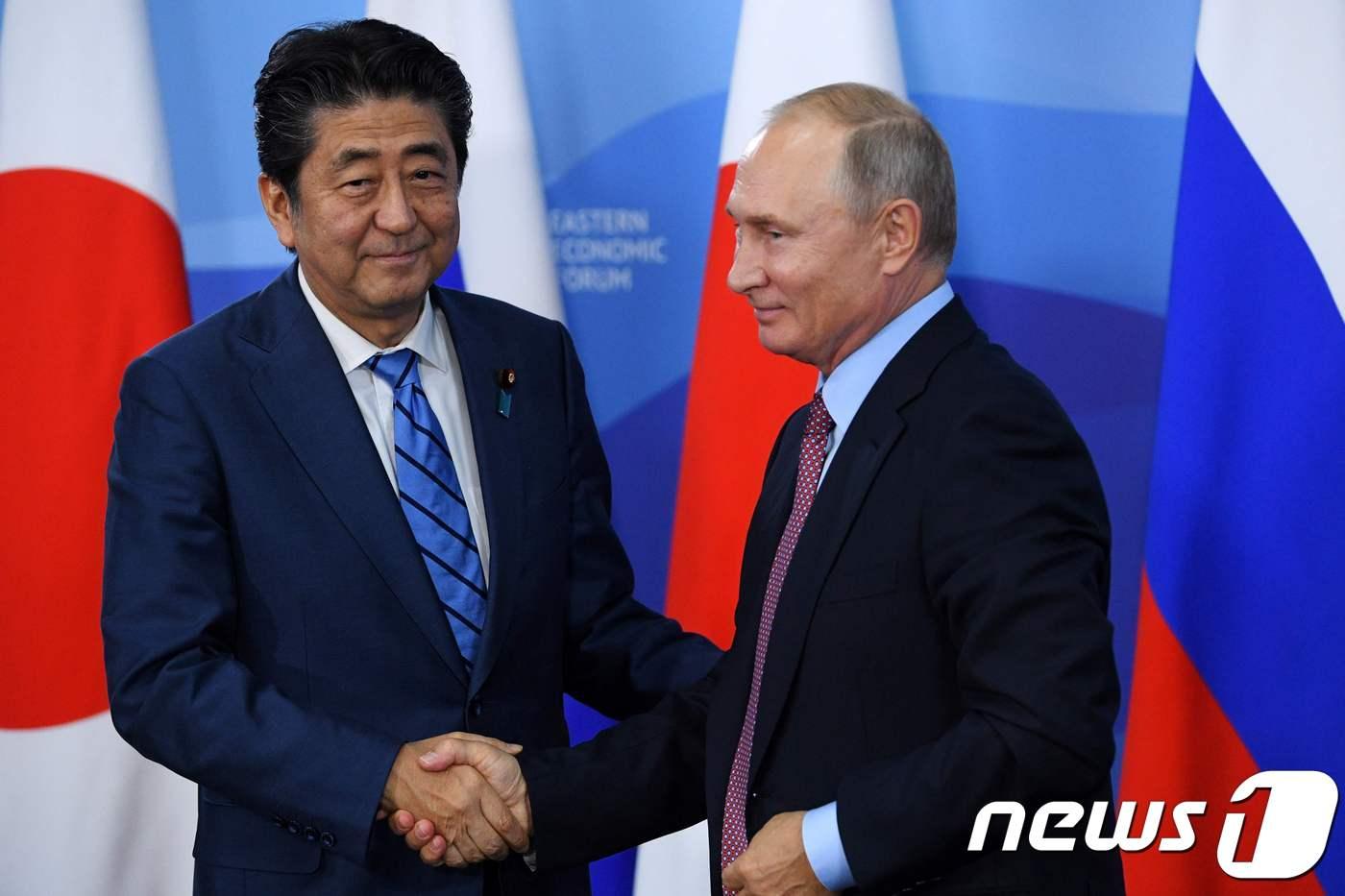 블라디미르 푸틴 러시아 대통령(오른쪽)과 아베 신조 일본 총리가 지난 10일 러시아 블라디보스토크에서 열린 정상회담에 앞서 악수하고 있다. ⓒ AFP=뉴스1