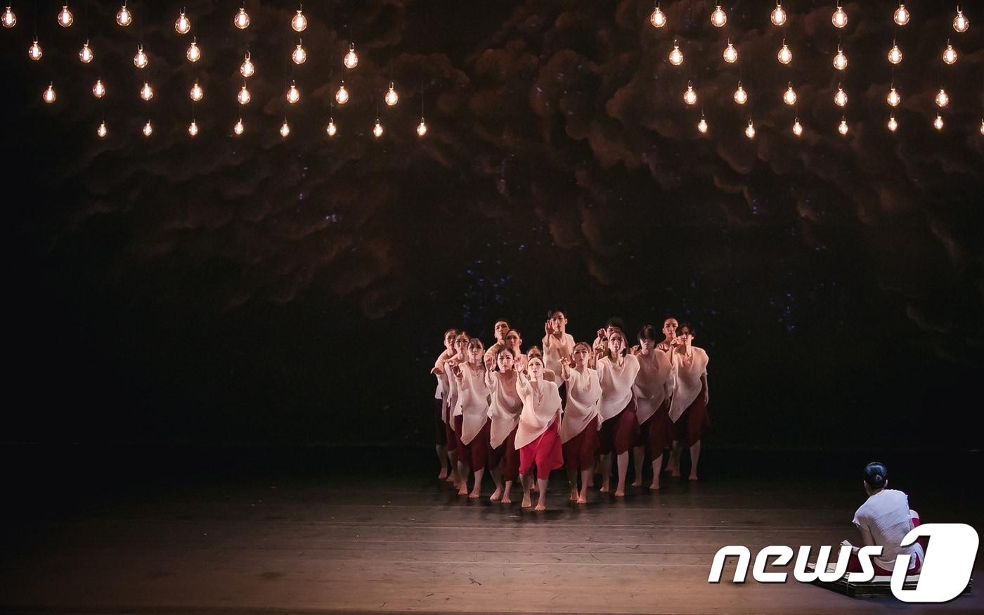 본문 이미지 - 무용 '직지, 그 불명의 꽃'(충북도교육청 제공).2018.9.12/뉴스1ⓒ News1 엄기찬 기자