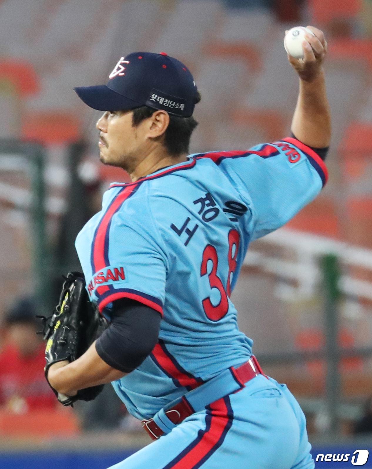 본문 이미지 - 12일 오후 부산 사직야구장에서 열린 2018 프로야구 신한은행 마이카 KBO리그 두산 베어스와 롯데 자이언츠 경기 1회초 롯데 선발투수 노경은이 역투하고 있다. 2018.9.12/뉴스1 ⓒ News1 여주연 기자