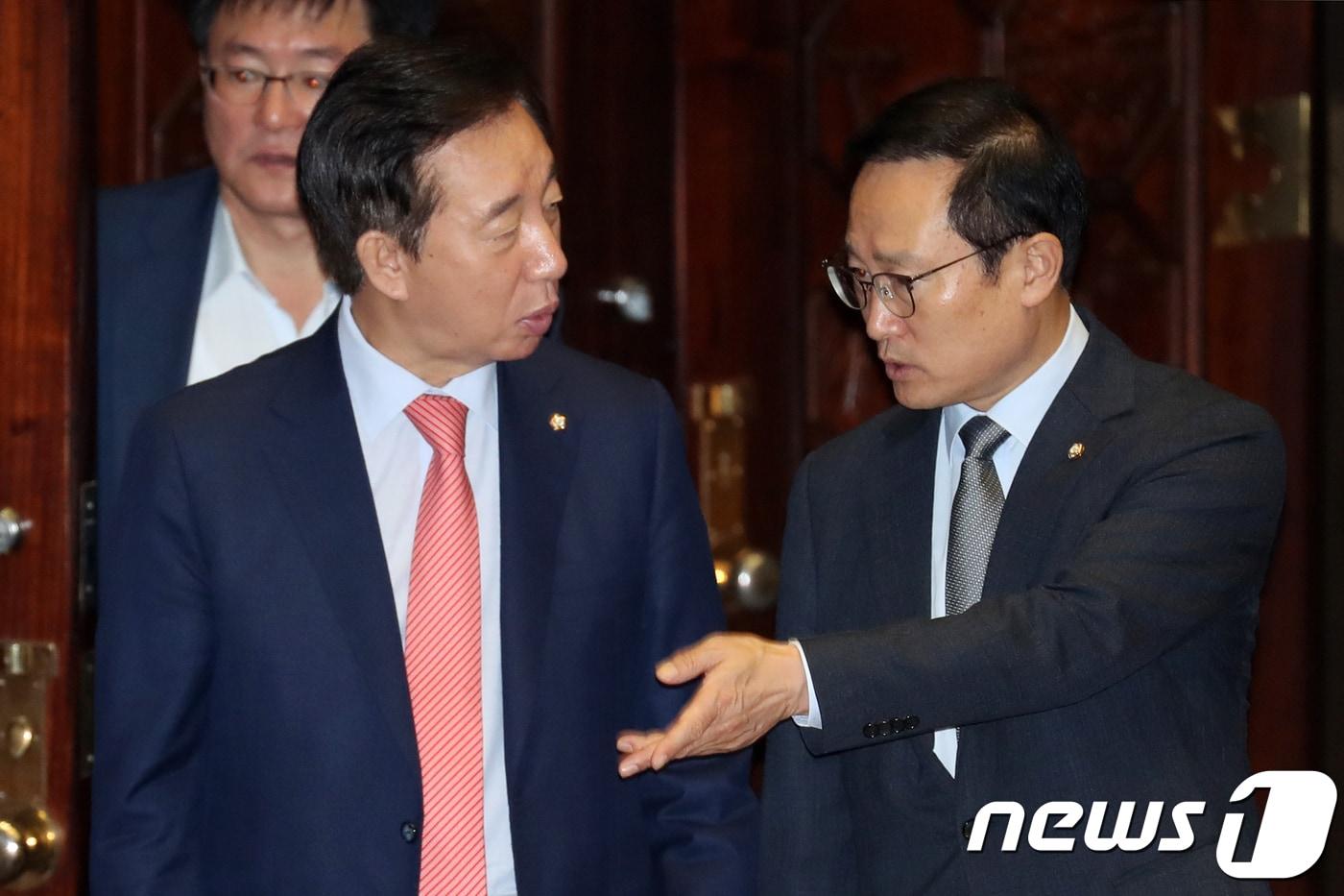 본문 이미지 - 홍영표 더불어민주당 원내대표와 김성태 자유한국당 원내대표가 13일 서울 여의도 국회에서 열린 본회의에 참석해 대화를 나누고 있다. 2018.9.13/뉴스1 ⓒ News1 민경석 기자