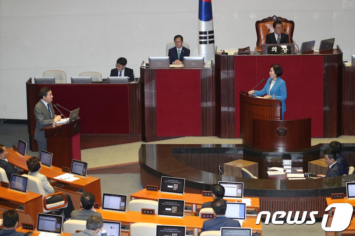 본문 이미지 - 이낙연 국무총리가 13일 서울 여의도 국회에서 열린 본회의에 참석해 정치 분야 대정부질문에 답하고 있다. 2018.9.13/뉴스1 ⓒ News1 임세영 기자