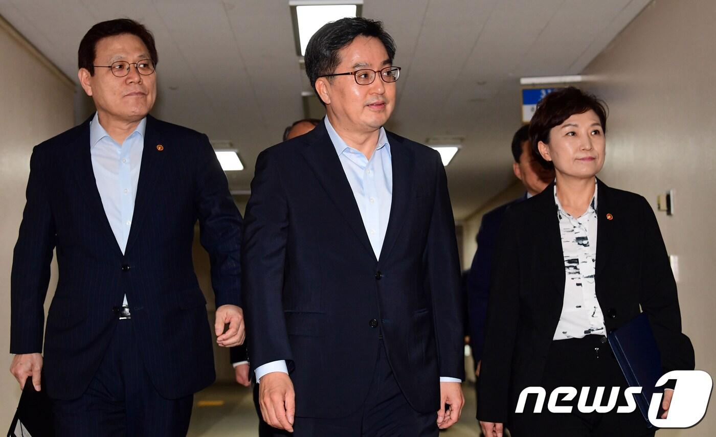 김동연 경제부총리 겸 기획재정부 장관이 13일 오후 서울 종로구 세종로 정부서울청사에서 주택시장 안정방안 관련 관계부처 합동브리핑에 참석하고 있다. 왼쪽부터 최종구 금융위원장, 김동연 부총리, 김현미 국토교통부 장관 2018.9.13/뉴스1 ⓒ News1 송원영 기자