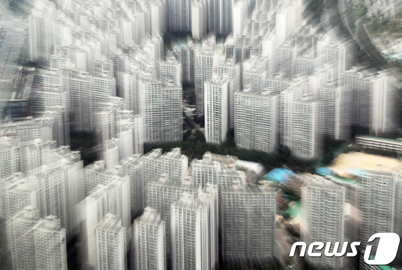 정부가 서울·세종 전역과 부산·경기 일부 등 집값이 급등하고 있는 조정대상지역 2주택 이상 보유자에 대해 주택분 종합부동산세 최고세율을 참여정부 수준 이상인 최고 3.2%로 중과한다고 밝혔다. 사진은 13일 오후 서울 송파구 일대의 아파트 단지. 2018.9.13/뉴스1 ⓒ News1 이재명 기자