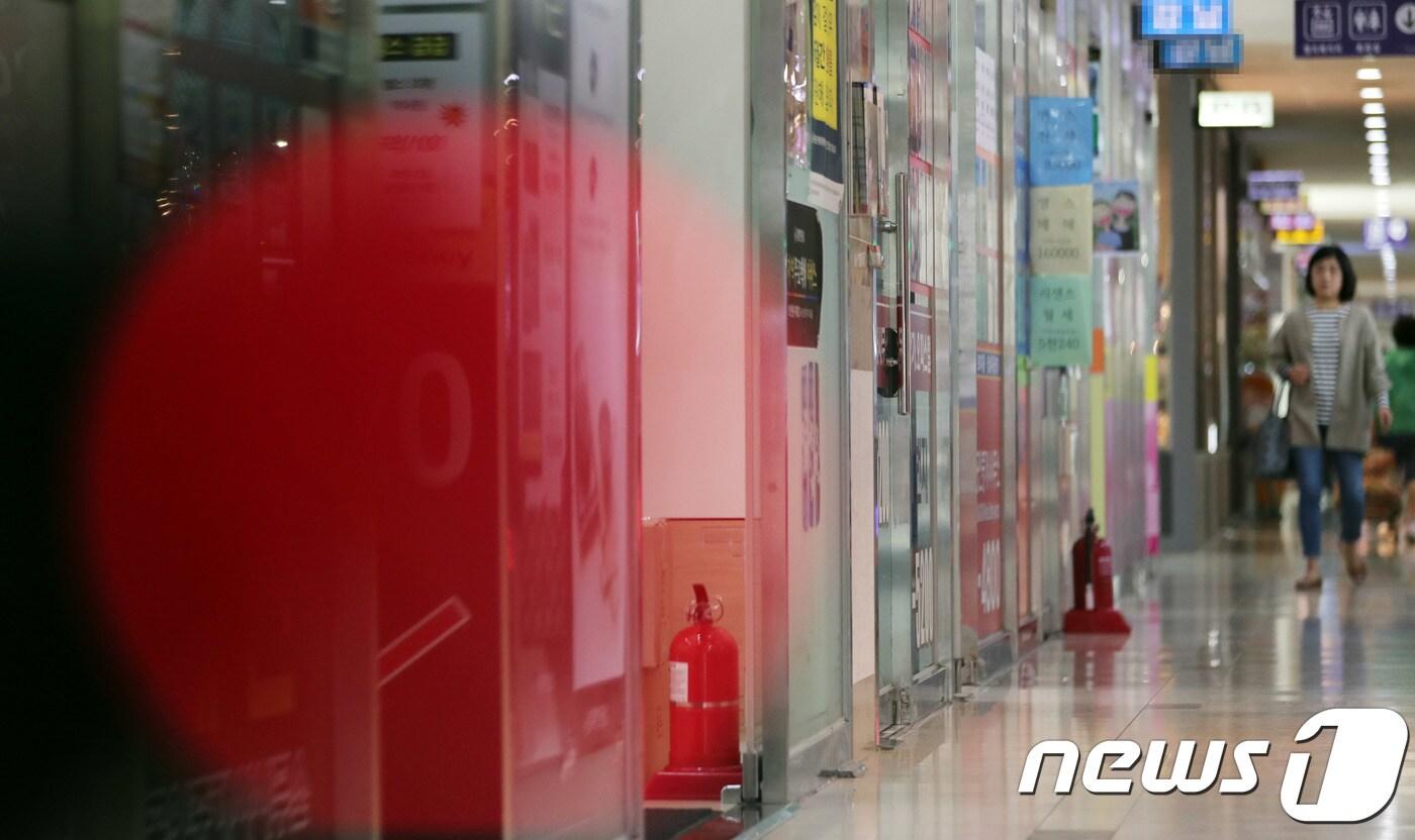 본문 이미지 - 13일 오후 서울 송파구 일대에 위치한 공인중개사 사무소 밀집 상가. 2018.9.13/뉴스1