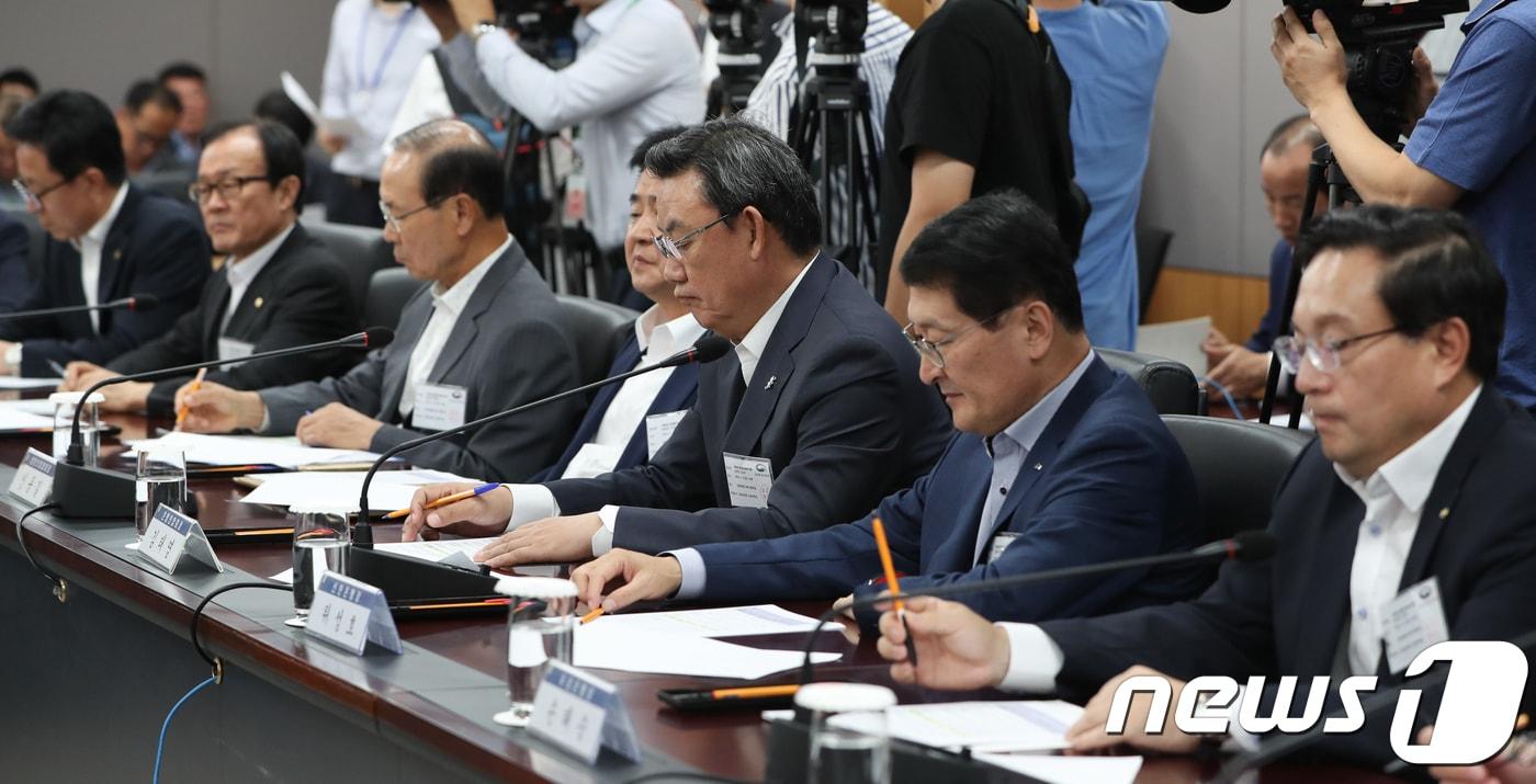 13일 서울 세종로 정부서울청사에서 열린 주택시장대책 후속조치 관련 금융권 간담회에서 참석자들이 최종구 금융위원장의 모두발언을 듣고 있다. 2018.9.13/뉴스1 ⓒ News1 허경 기자