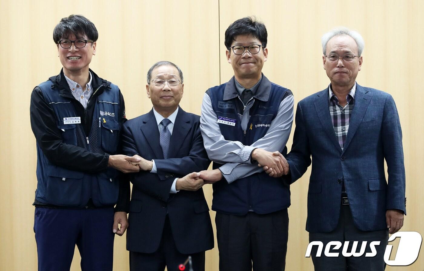 김득중 쌍용자동차지부장, 최종식 쌍용자동차 사장, 홍봉석 쌍용자동차노조위원장, 문성현 경제사회노동위원장(왼쪽부터)이 14일 서울 종로구 경제사회노동위원회에서 열린 '쌍용자동차 해고자 복직 합의안 발표 기자회견'에 앞서 손을 맞잡고 있다. 2018.9.14/뉴스1 ⓒ News1 오대일 기자