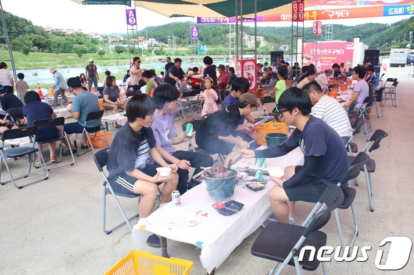 본문 이미지 - 지난 1일 제14회 횡성한우축제를 앞두고 처음 운영된 횡성한우 구이터를 찾은 방문객들이 점심을 즐기고 있다.(횡성군 제공).2018.9.1/뉴스1 ⓒ News1