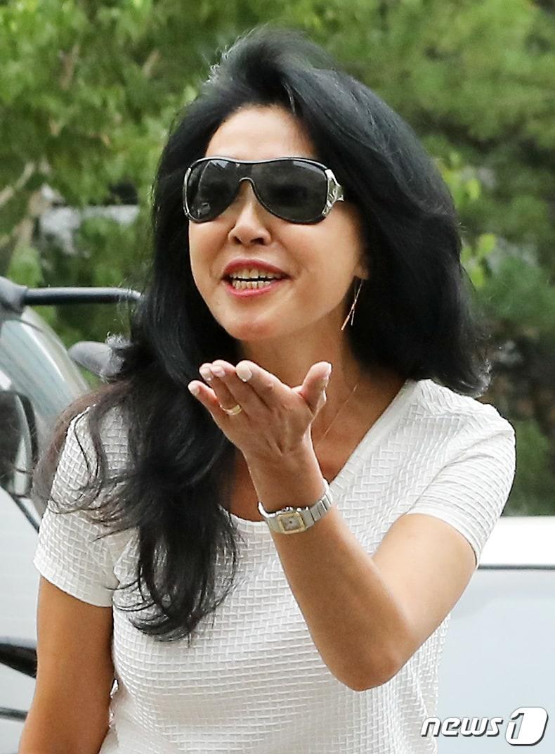 본문 이미지 - 배우 김부선이 14일 오후 경기도 성남시 분당경찰서에서 여배우 스캔들 의혹 관련 피고발인 신분으로 조사를 받기 위해 출석하고 있다.  ⓒ News1 