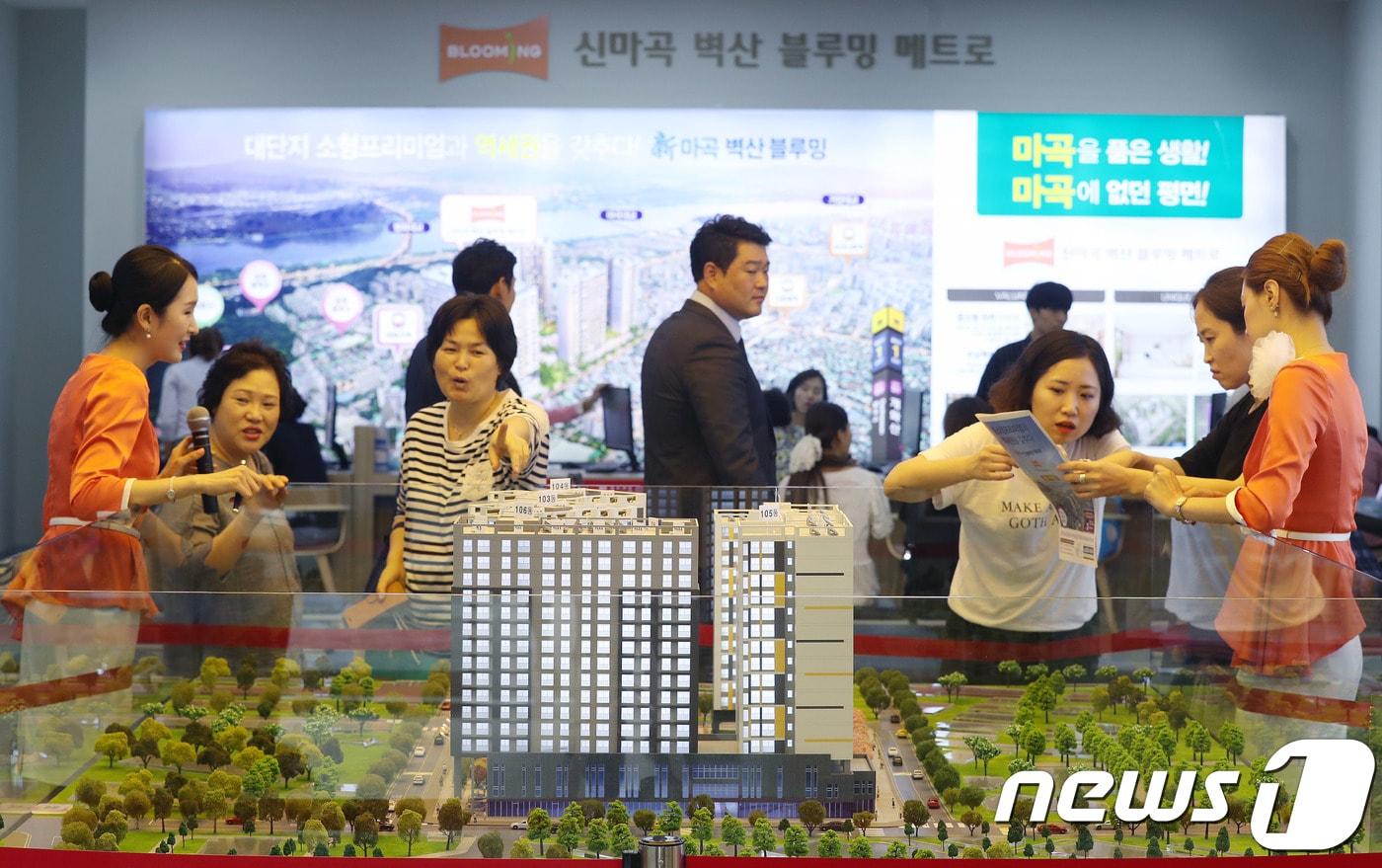 14일 오후 서울 강서구에 문을 연 '신마곡 벽산 블루밍 메트로' 모델하우스를 찾은 시민들이 아파트 모형을 바라보고 있다. /뉴스1 ⓒ News1 박세연 기자