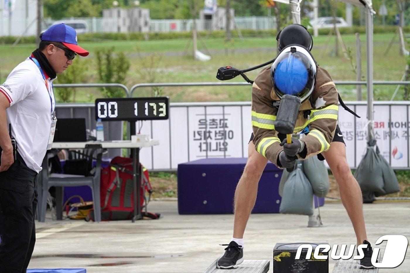 2018 충주세계소방관경기대회 '최강소방관경기' 종목에 참가한 선수가 해머치기 코스를 통과하고 있다.(충북도 제공) 2018.9.14/뉴스1 ⓒ News1 송근섭 기자