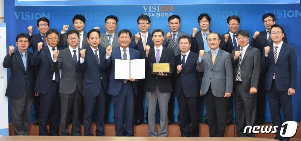본문 이미지 - 전주비전대학교와 현대자동차(주)가 ‘트럭·버스 아카데미’ 운영을 위한 산학협력 협약을 체결했다.(전주비전대 제공)ⓒ News1