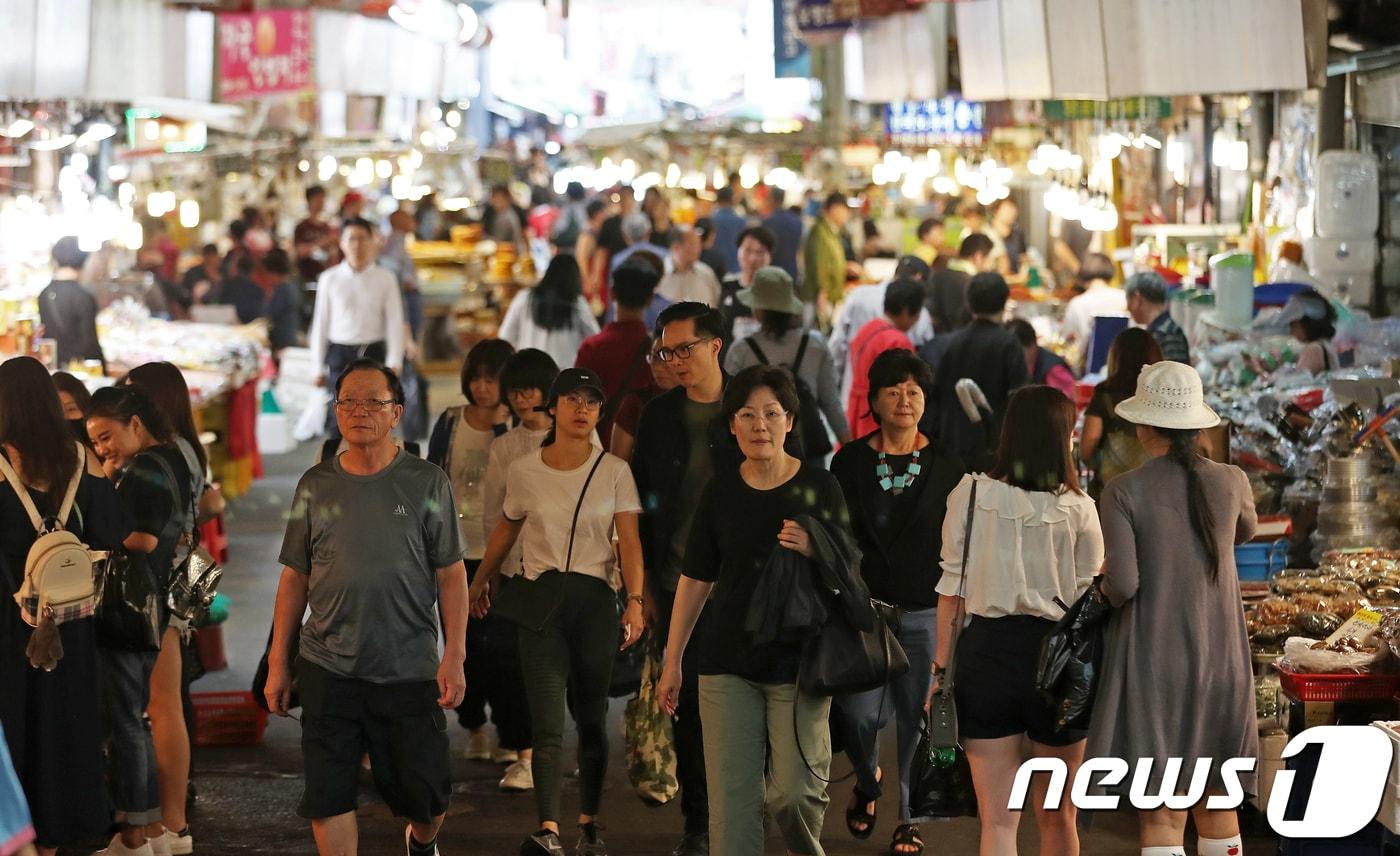 본문 이미지 - 민족 대명절 추석을 앞두고 붐비는 서울 한 전통시장. 2018.9.14/뉴스1 ⓒ News1 오대일 기자
