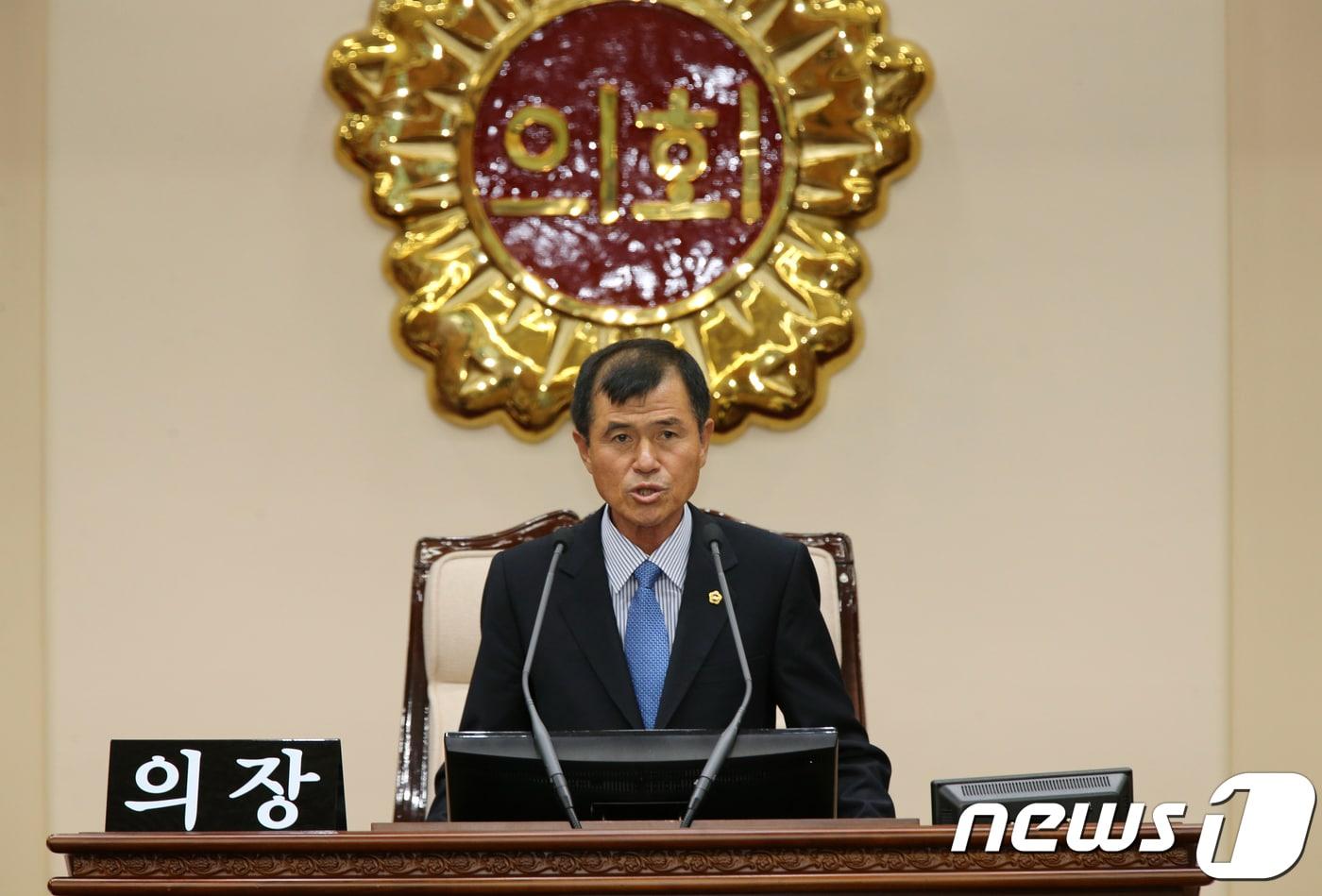 한금석 강원도의장이 14일 오전 강원도의회에서 제275회 임시회 제2차 본회의를 진행하고 있다. (강원도의회 제공) 2018.9.14/뉴스1 ⓒ News1 하중천 기자